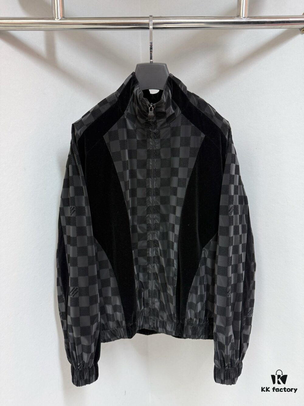 1V 25SS New Arrival Sweatshirt from the 2025 Spring-Summer Runway, Infusing the Classic Silhouette with Elegance