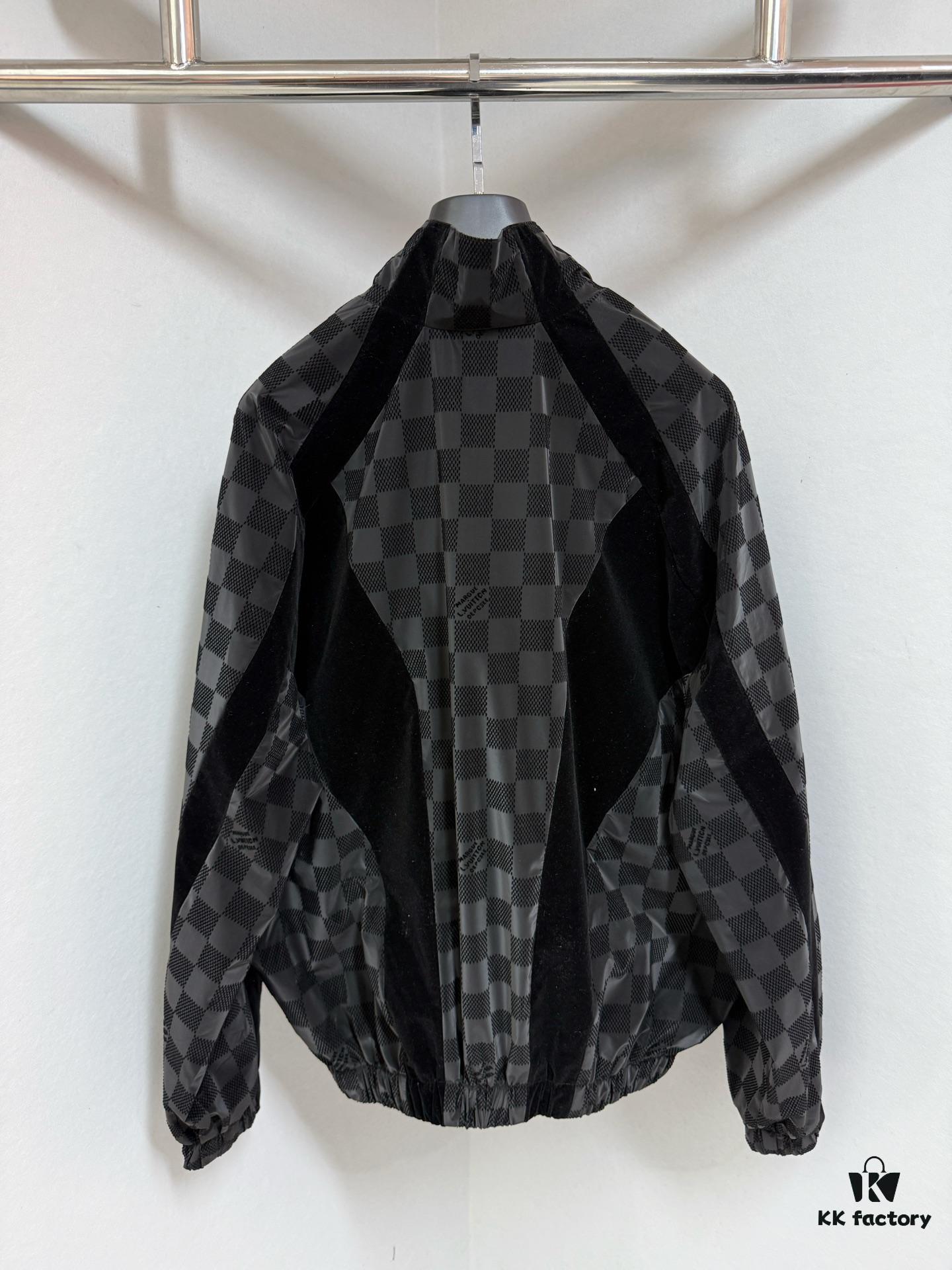 1V 25SS New Arrival Sweatshirt from the 2025 Spring-Summer Runway, Infusing the Classic Silhouette with Elegance