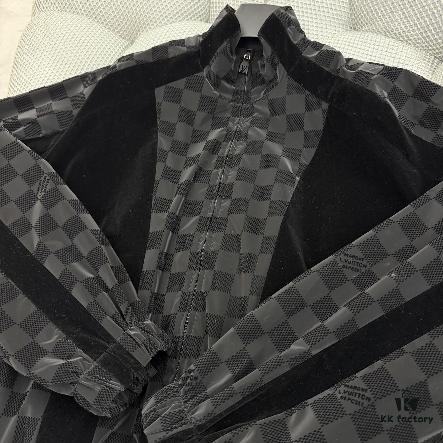 1V 25SS New Arrival Sweatshirt from the 2025 Spring-Summer Runway, Infusing the Classic Silhouette with Elegance