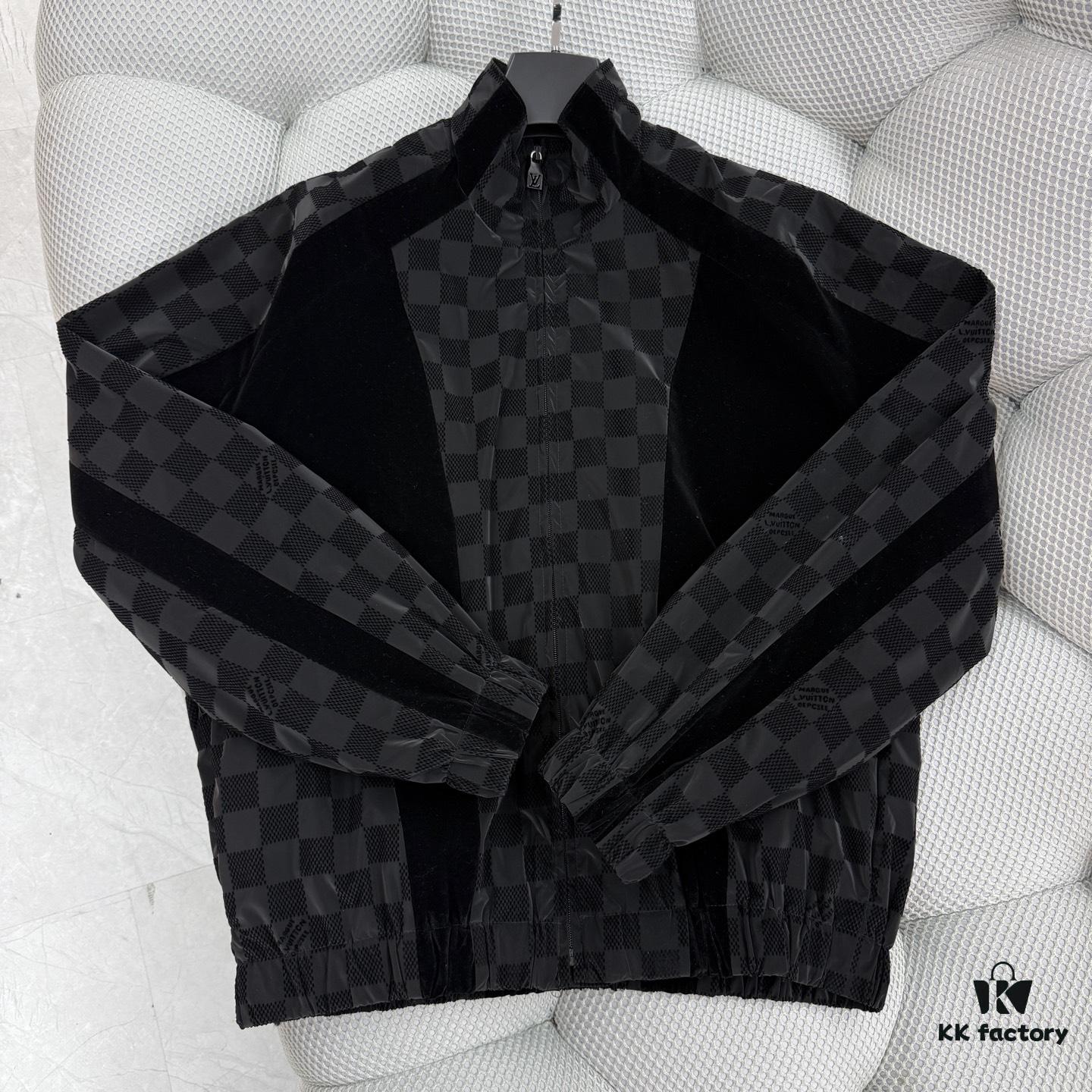 1V 25SS New Arrival Sweatshirt from the 2025 Spring-Summer Runway, Infusing the Classic Silhouette with Elegance