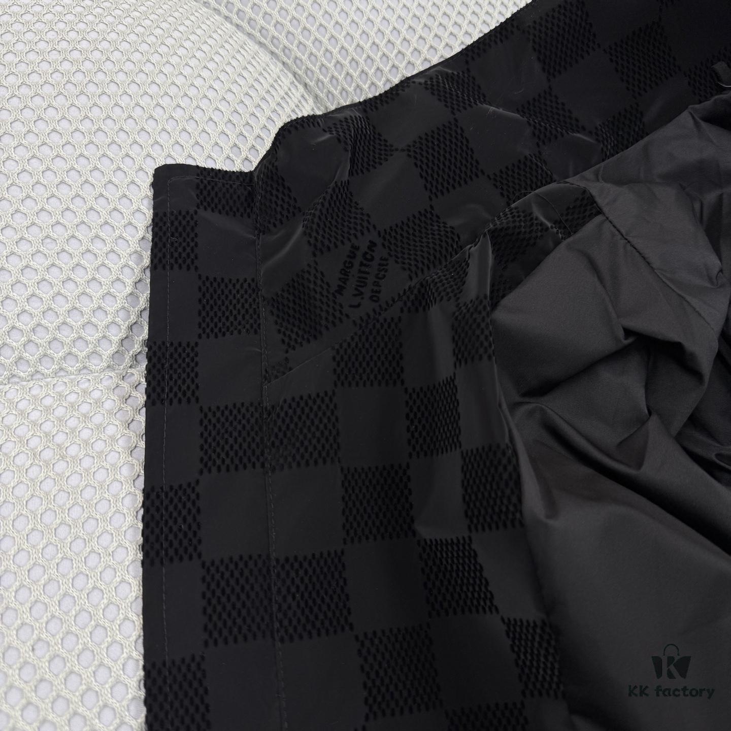 1V 25SS New Arrival Sweatshirt from the 2025 Spring-Summer Runway, Infusing the Classic Silhouette with Elegance