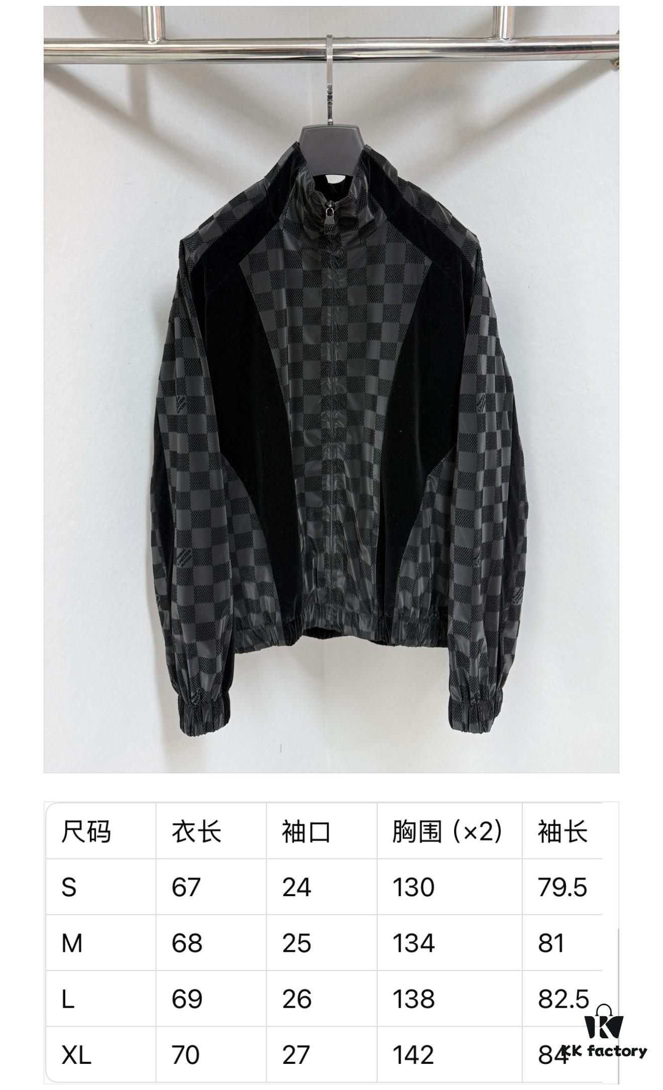 1V 25SS New Arrival Sweatshirt from the 2025 Spring-Summer Runway, Infusing the Classic Silhouette with Elegance