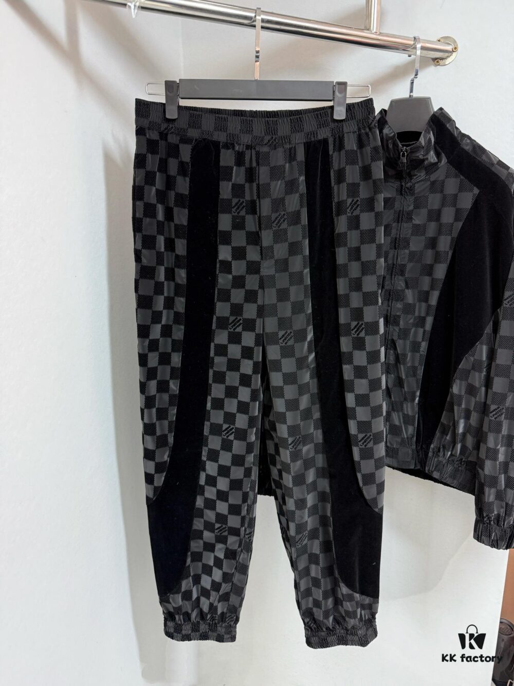 1V 25ss New Arrival Track Pants Crafted from Lustrous Technical Fabric, Showcasing the 2025 Spring-Summer Runway Trend. Flocked Matte Damier Pattern Features the Marque L.Vuitton Déposée Logo, with Velvet Trims Adding Textural Depth, Perfectly Paired with Matching Top for a Sharp, Cohesive Look