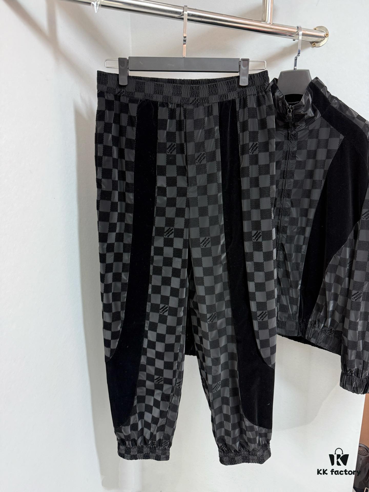 1V 25ss New Arrival Track Pants Crafted from Lustrous Technical Fabric, Showcasing the 2025 Spring-Summer Runway Trend. Flocked Matte Damier Pattern Features the Marque L.Vuitton Déposée Logo, with Velvet Trims Adding Textural Depth, Perfectly Paired with Matching Top for a Sharp, Cohesive Look