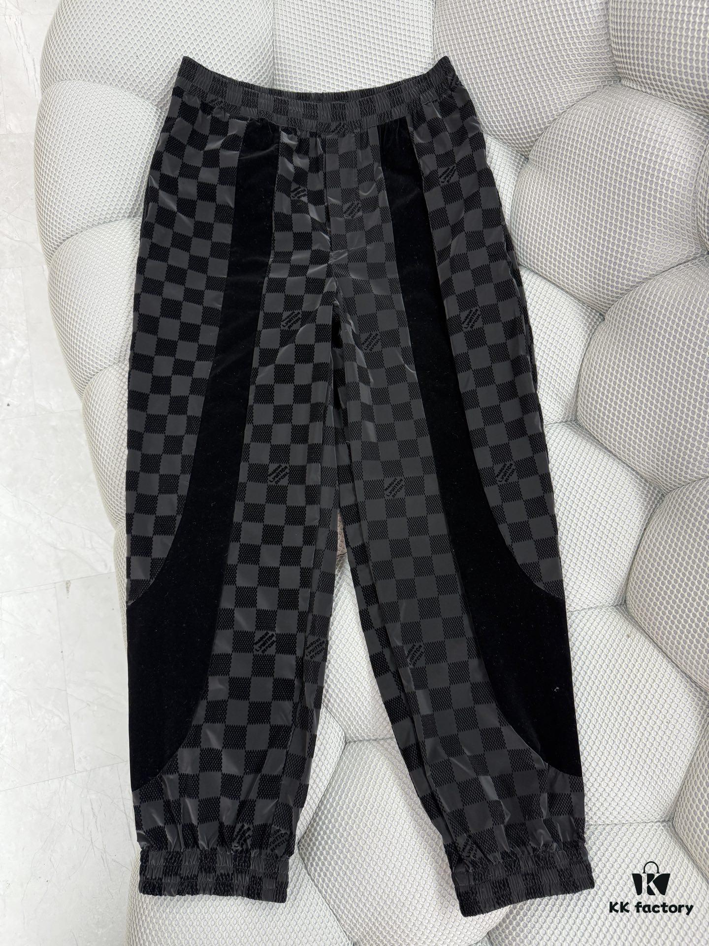 1V 25ss New Arrival Track Pants Crafted from Lustrous Technical Fabric, Showcasing the 2025 Spring-Summer Runway Trend. Flocked Matte Damier Pattern Features the Marque L.Vuitton Déposée Logo, with Velvet Trims Adding Textural Depth, Perfectly Paired with Matching Top for a Sharp, Cohesive Look