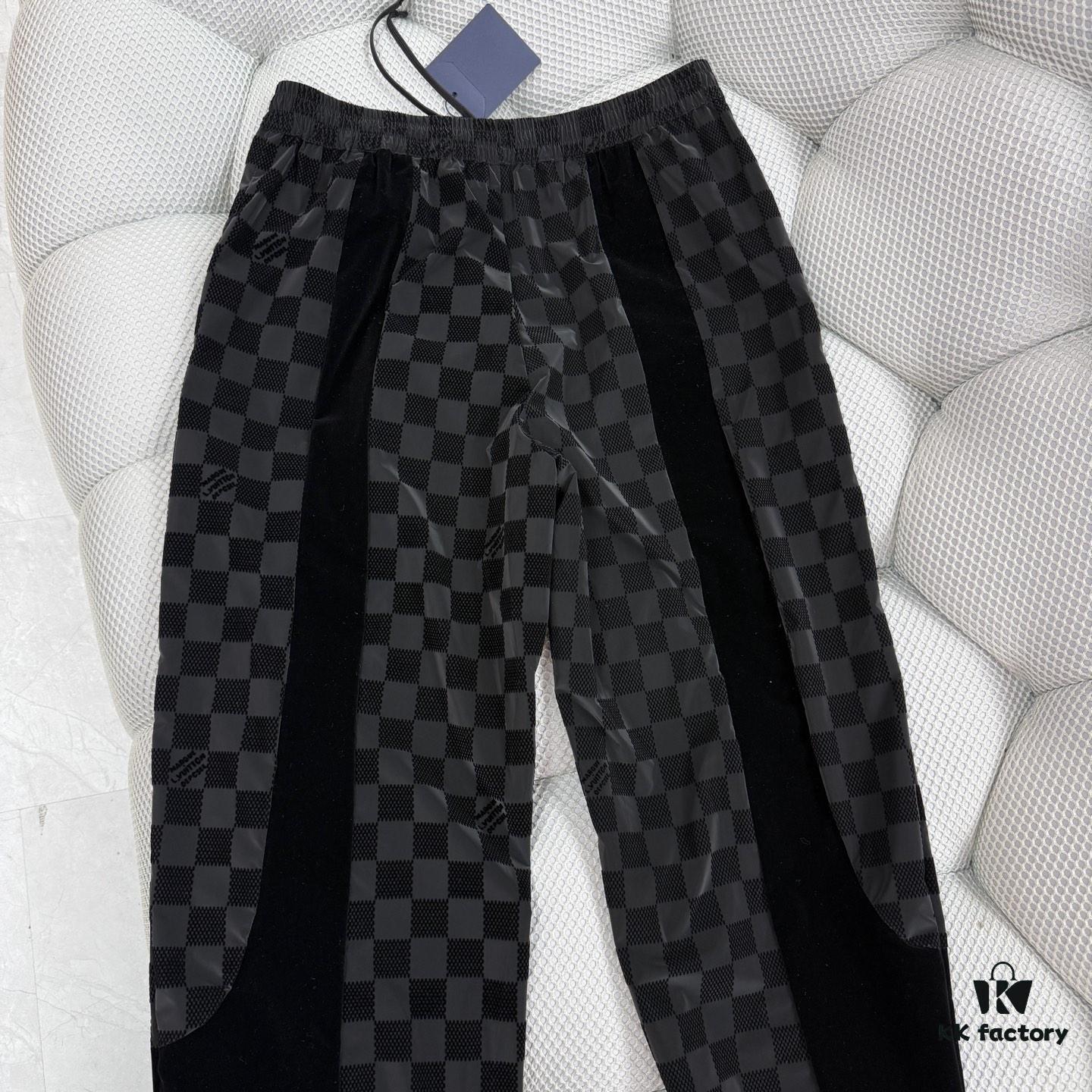 1V 25ss New Arrival Track Pants Crafted from Lustrous Technical Fabric, Showcasing the 2025 Spring-Summer Runway Trend. Flocked Matte Damier Pattern Features the Marque L.Vuitton Déposée Logo, with Velvet Trims Adding Textural Depth, Perfectly Paired with Matching Top for a Sharp, Cohesive Look