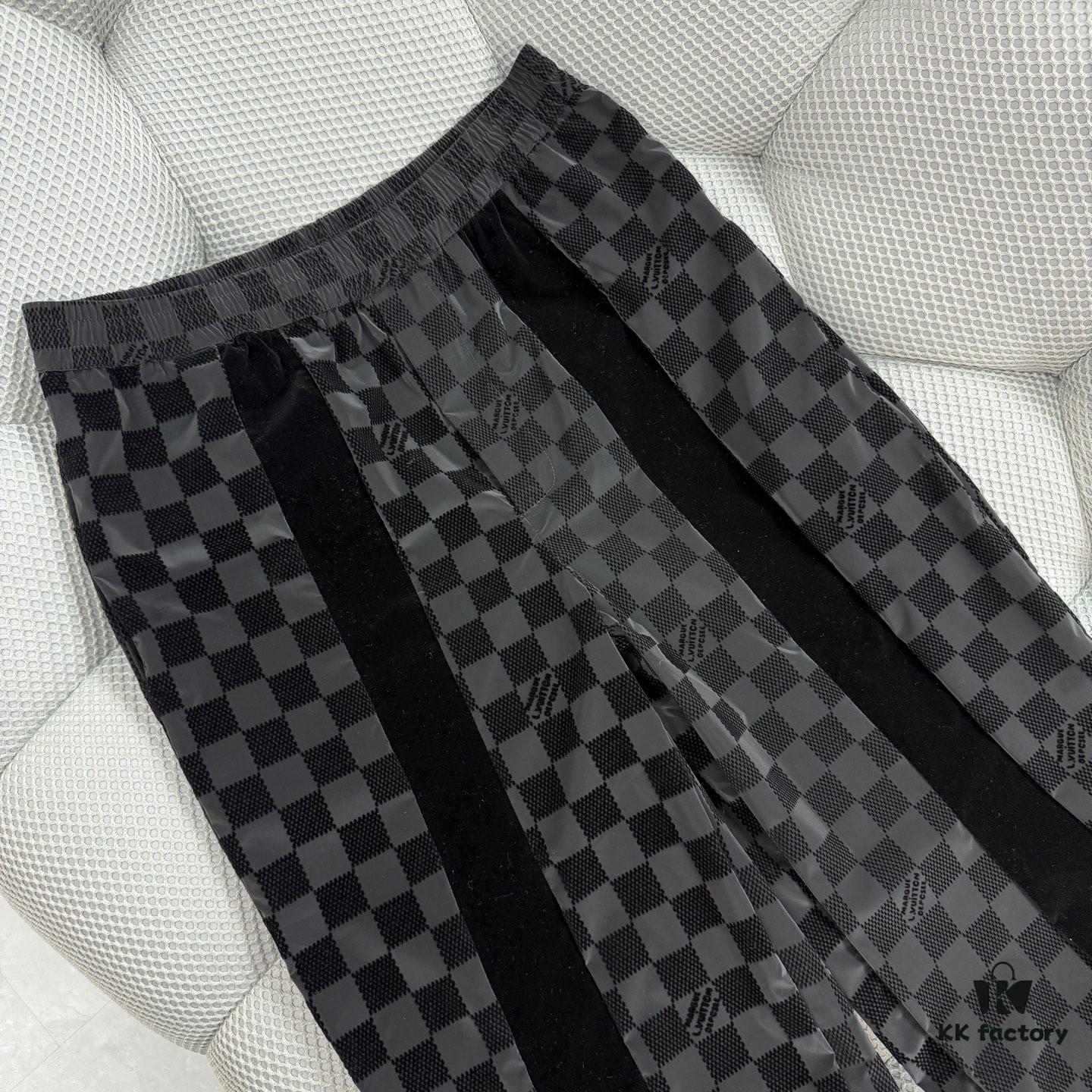 1V 25ss New Arrival Track Pants Crafted from Lustrous Technical Fabric, Showcasing the 2025 Spring-Summer Runway Trend. Flocked Matte Damier Pattern Features the Marque L.Vuitton Déposée Logo, with Velvet Trims Adding Textural Depth, Perfectly Paired with Matching Top for a Sharp, Cohesive Look