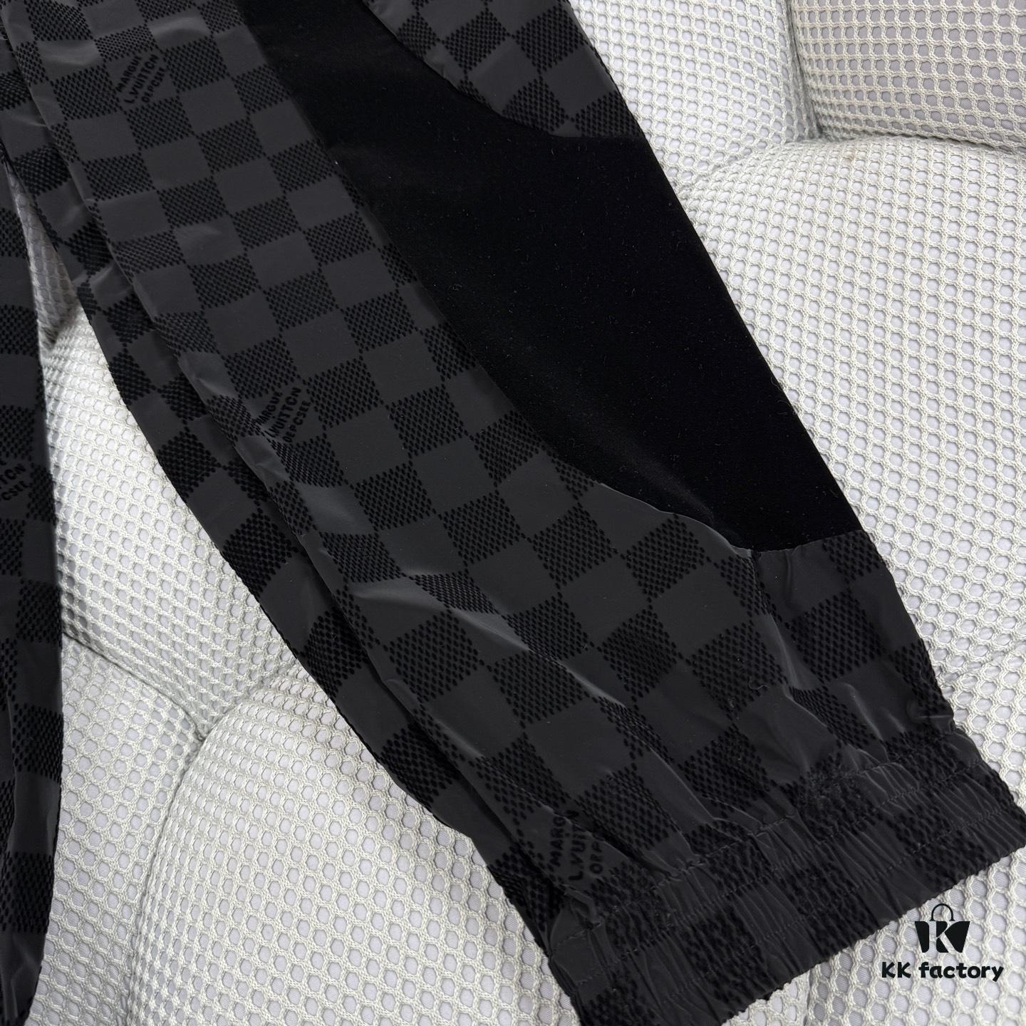 1V 25ss New Arrival Track Pants Crafted from Lustrous Technical Fabric, Showcasing the 2025 Spring-Summer Runway Trend. Flocked Matte Damier Pattern Features the Marque L.Vuitton Déposée Logo, with Velvet Trims Adding Textural Depth, Perfectly Paired with Matching Top for a Sharp, Cohesive Look