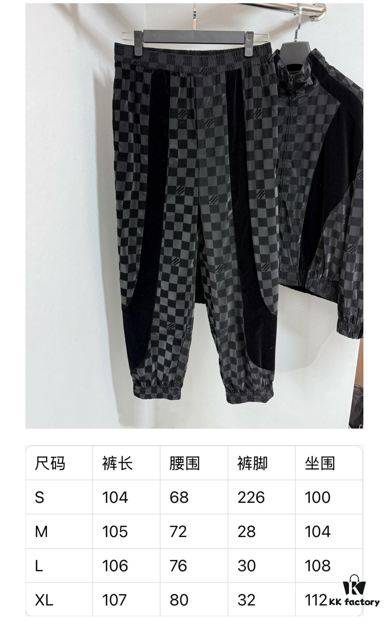 1V 25ss New Arrival Track Pants Crafted from Lustrous Technical Fabric, Showcasing the 2025 Spring-Summer Runway Trend. Flocked Matte Damier Pattern Features the Marque L.Vuitton Déposée Logo, with Velvet Trims Adding Textural Depth, Perfectly Paired with Matching Top for a Sharp, Cohesive Look