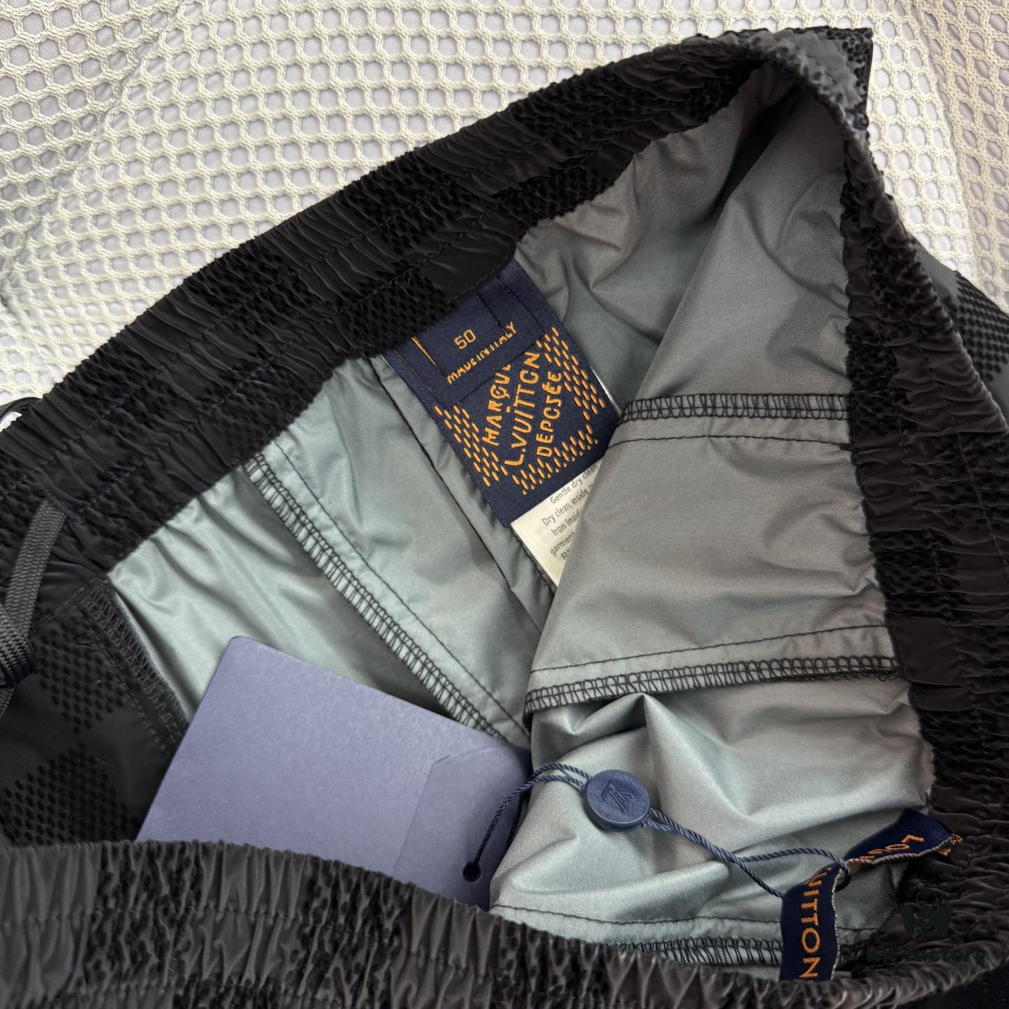 1V 25ss New Arrival Track Pants Crafted from Lustrous Technical Fabric, Showcasing the 2025 Spring-Summer Runway Trend. Flocked Matte Damier Pattern Features the Marque L.Vuitton Déposée Logo, with Velvet Trims Adding Textural Depth, Perfectly Paired with Matching Top for a Sharp, Cohesive Look