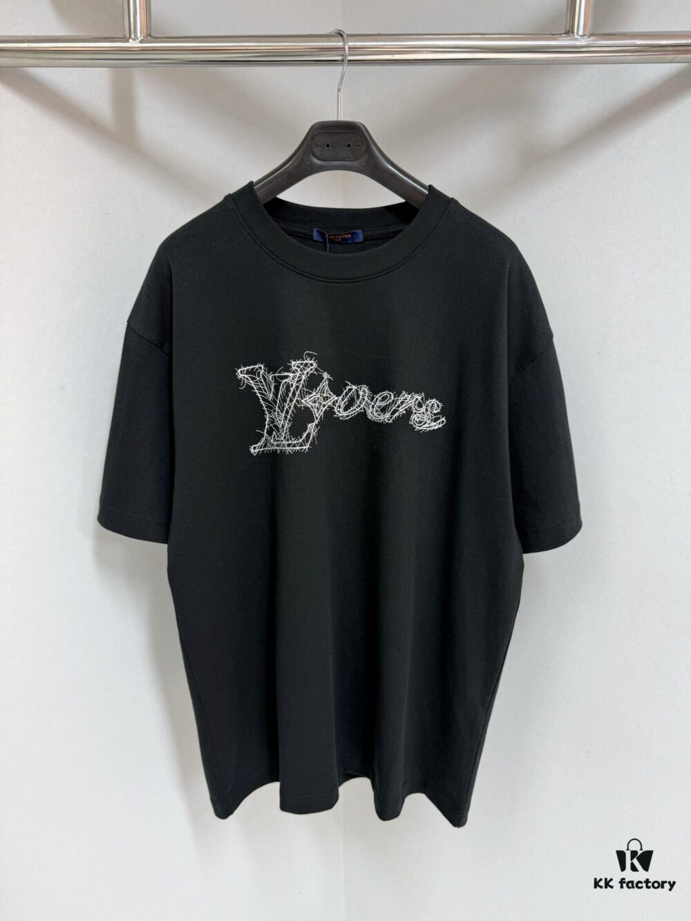 1V 25 Heavy Embroidery T-Shirt, A True Favorite, 100% Cotton 300g Double Yarn Fabric, Imported Machine Sanskrit Letter Embroidery, Laser Cut Edge, Exquisite Craftsmanship and Soft Texture