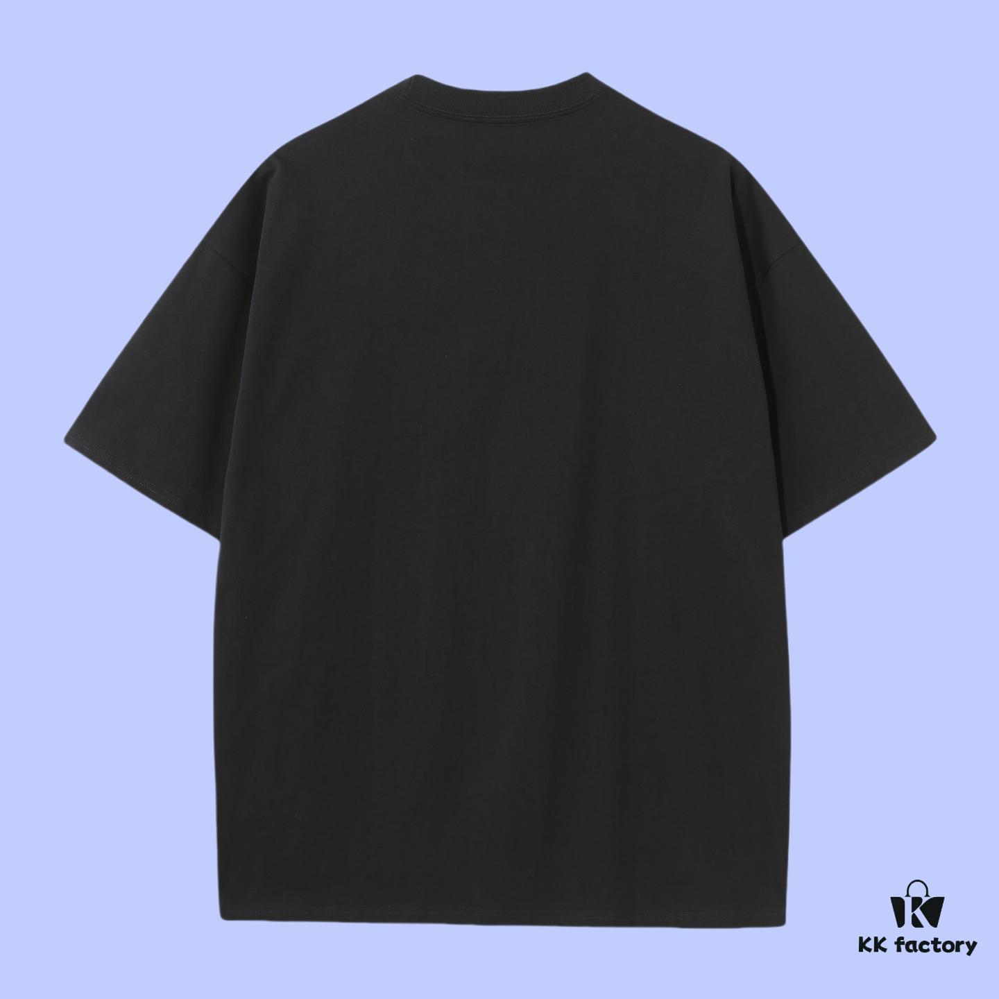 High-End Quality LV Louis 2025 Fall Spring Collection Slogan 4 Short Sleeve T-Shirt, Distinctive from Regular Print, Made of Custom-Woven 270G 32-Thread Double-Yarn Pure Cotton Fabric, Loose Fit Unisex Design