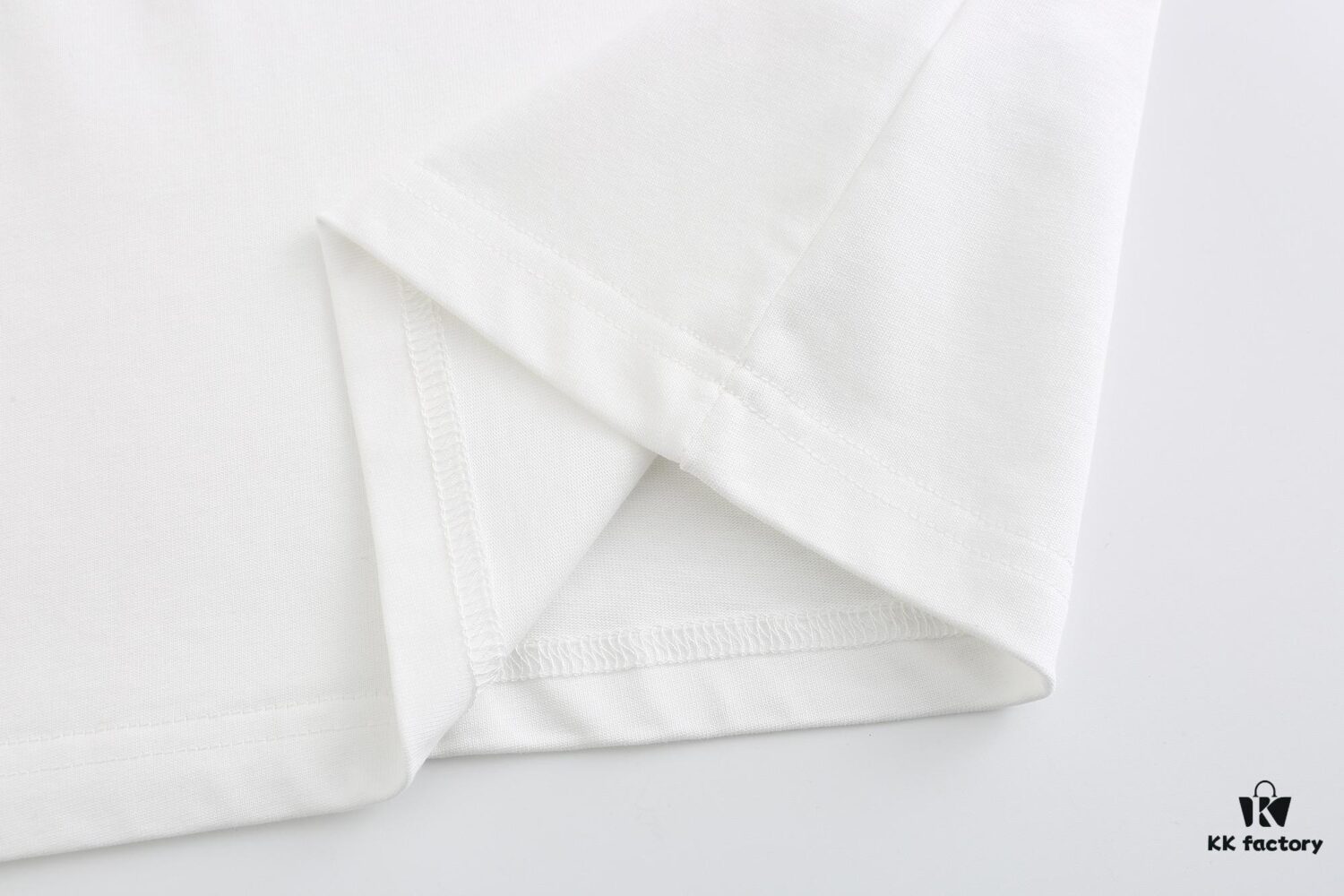 GUCCI 2025 Fall Spring/Summer Collection Pink Snake 🐍 Short Sleeve T-Shirt Premium Quality, Special Woven 270G 32-Count Double-Yarn Pure Cotton Fabric, Relaxed Fit Unisex Design