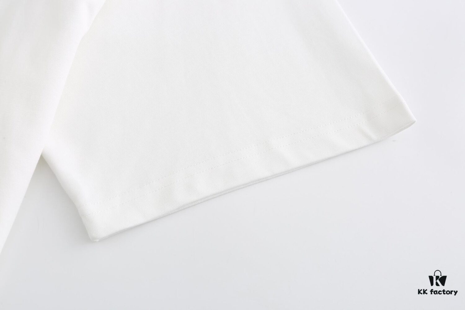 GUCCI 2025 Fall Spring/Summer Collection Pink Snake 🐍 Short Sleeve T-Shirt Premium Quality, Special Woven 270G 32-Count Double-Yarn Pure Cotton Fabric, Relaxed Fit Unisex Design