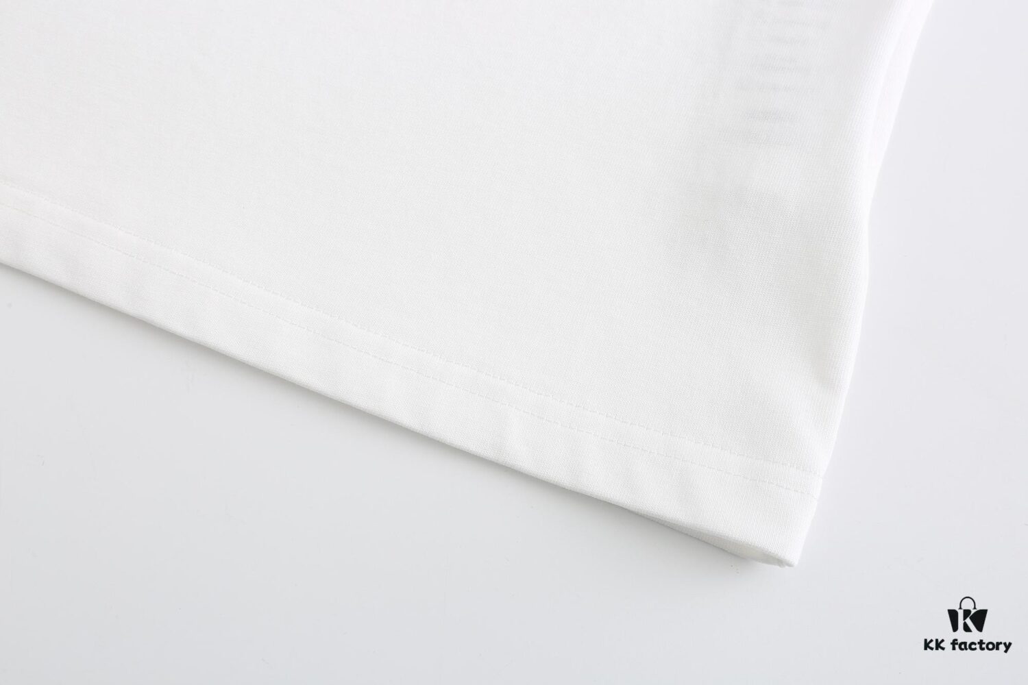 GUCCI 2025 Fall Spring/Summer Collection Pink Snake 🐍 Short Sleeve T-Shirt Premium Quality, Special Woven 270G 32-Count Double-Yarn Pure Cotton Fabric, Relaxed Fit Unisex Design