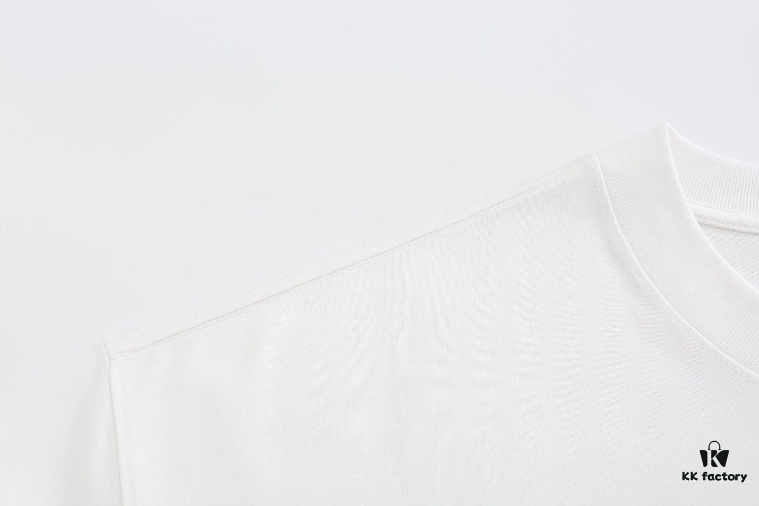 GUCCI 2025 Fall Spring/Summer Collection Pink Snake 🐍 Short Sleeve T-Shirt Premium Quality, Special Woven 270G 32-Count Double-Yarn Pure Cotton Fabric, Relaxed Fit Unisex Design