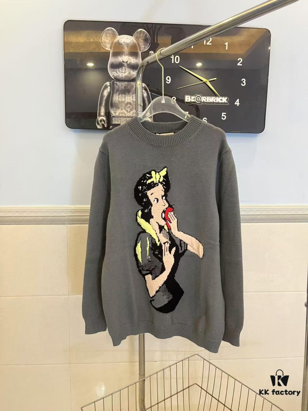GUCCI x Snow White Collaborative Cartoon Pattern Knit Sweater with Round Neck, Embroidered Back Design, Hand-beaded Craftsmanship