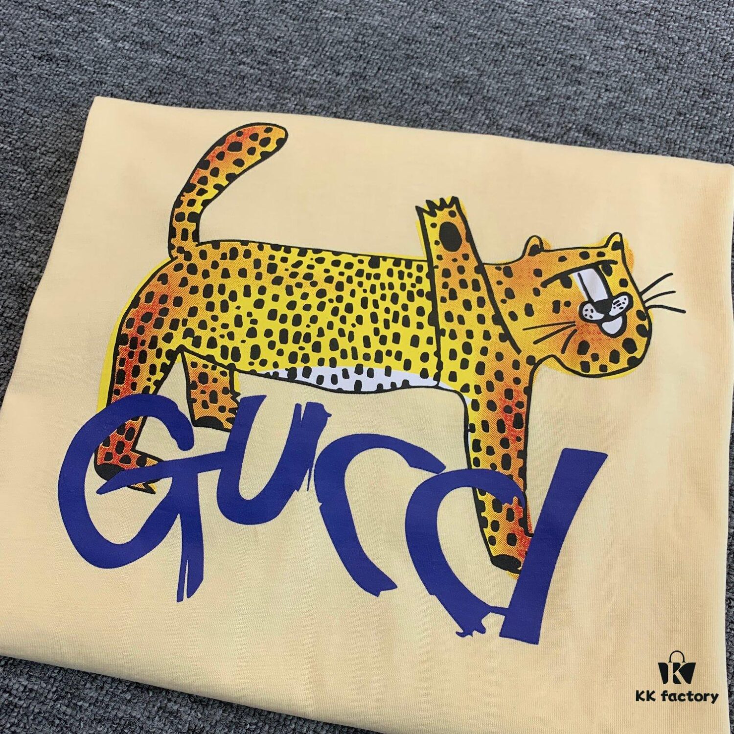 New GUCCI 2024 Leopard Print Letter Short Sleeve T-Shirt in Beige, Paw Design, Unisex Couples Style