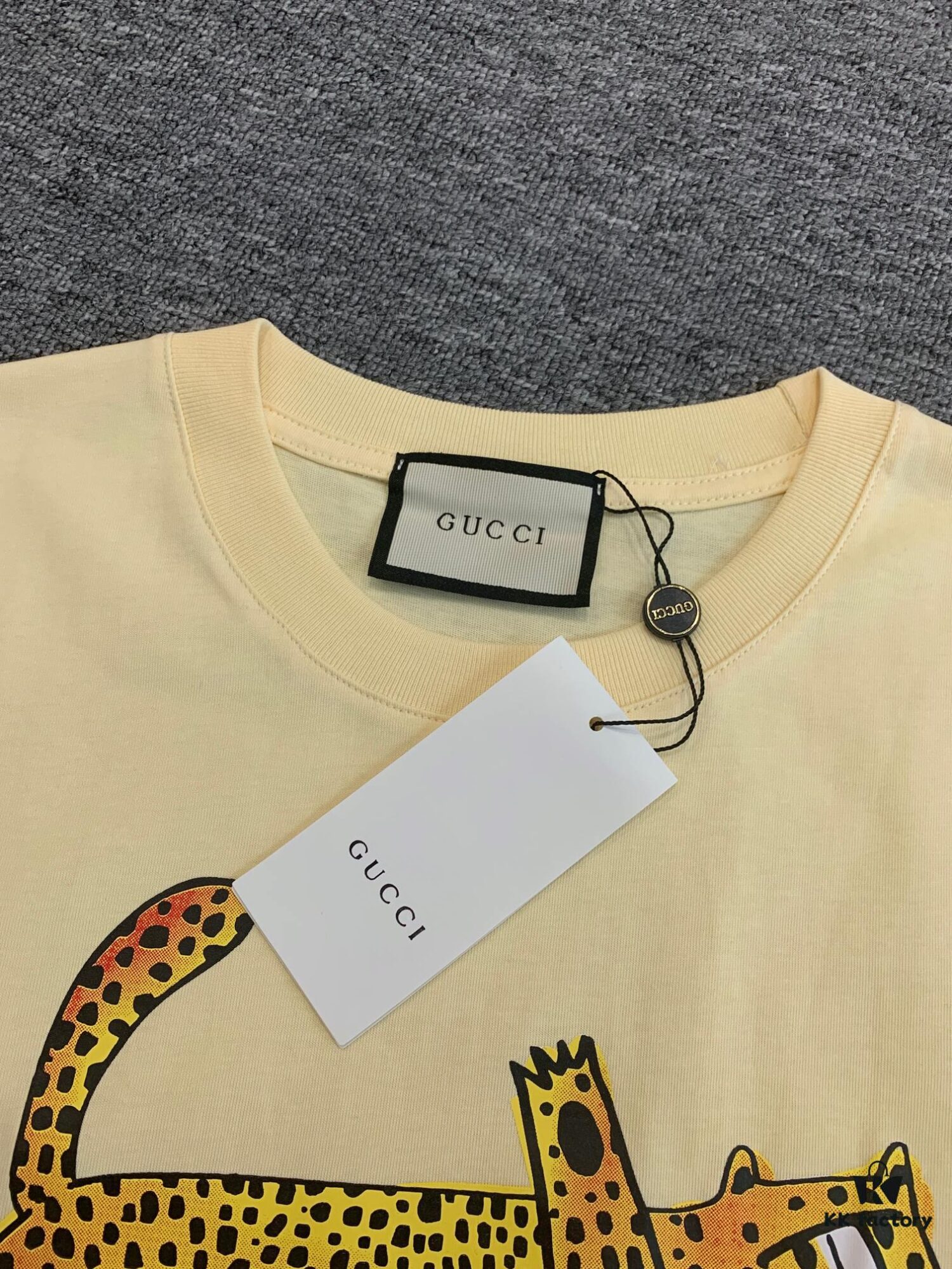 New GUCCI 2024 Leopard Print Letter Short Sleeve T-Shirt in Beige, Paw Design, Unisex Couples Style