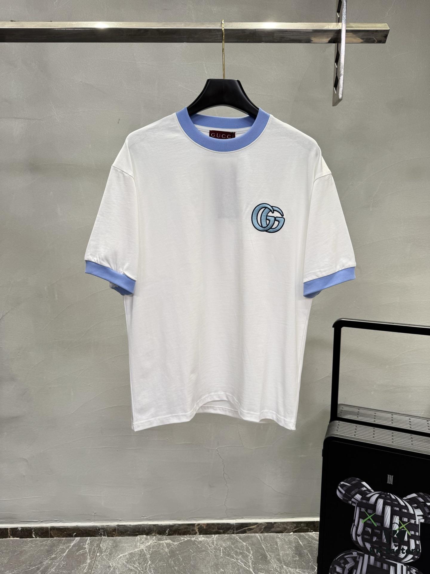 GUCCI 25SS New Arrival Round Neck T-Shirt! Custom GG 3D Embroidery Craftsmanship, Ribbed Blue Trims on Neck and Cuffs for a Youthful Look, Fashionable Color Matching, Stylish and Vibrant Overall Appearance. Made from 260g High-Quality Cotton for Exceptional Comfort and Soft, Premium Texture. Colors: Black, White. European Size: S, M, L, XL (Recommended Size M for Height 175cm / Weight 70kg)