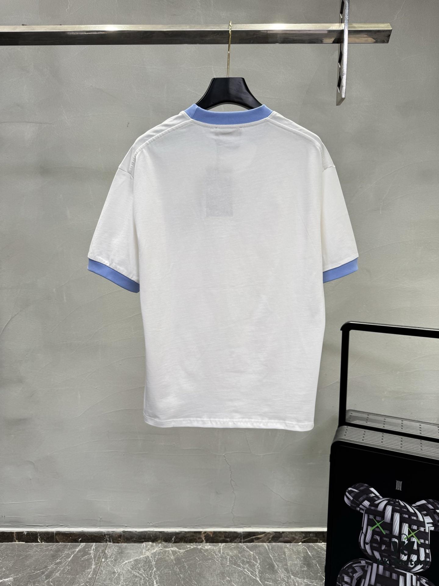 GUCCI 25SS New Arrival Round Neck T-Shirt! Custom GG 3D Embroidery Craftsmanship, Ribbed Blue Trims on Neck and Cuffs for a Youthful Look, Fashionable Color Matching, Stylish and Vibrant Overall Appearance. Made from 260g High-Quality Cotton for Exceptional Comfort and Soft, Premium Texture. Colors: Black, White. European Size: S, M, L, XL (Recommended Size M for Height 175cm / Weight 70kg)