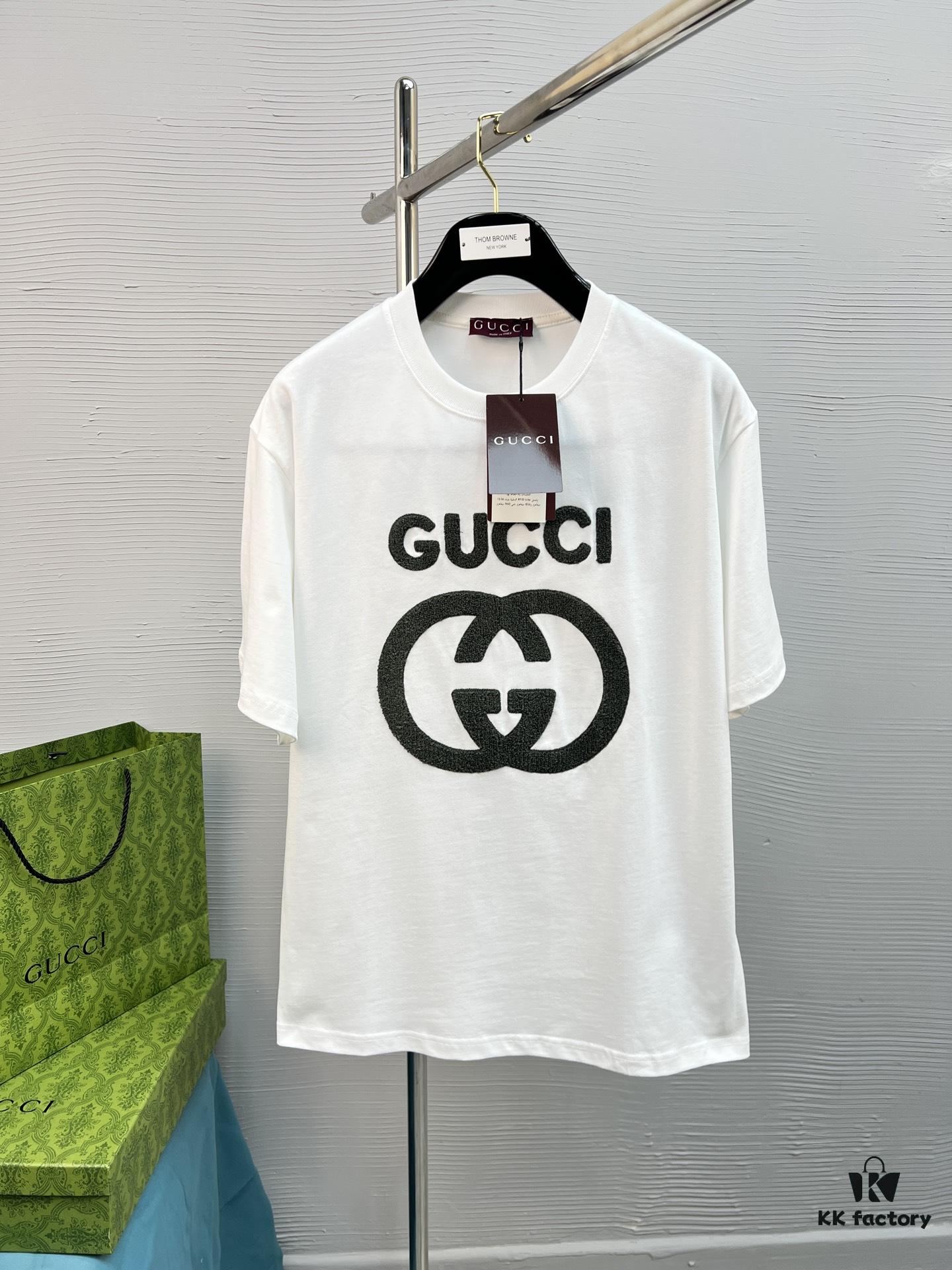 High-Quality GUCCI 25SS New Arrival Classic Color T-Shirt!! Featuring a vibrant and youthful design from the latest Teddy Bear collection, crafted with premium printing techniques for strong three-dimensional color transitions. Made from selected 280g pure cotton fabric—soft, comfortable, and perfect for spring and summer. Pairs effortlessly with jeans, chinos, or shorts, making it a versatile wardrobe staple.