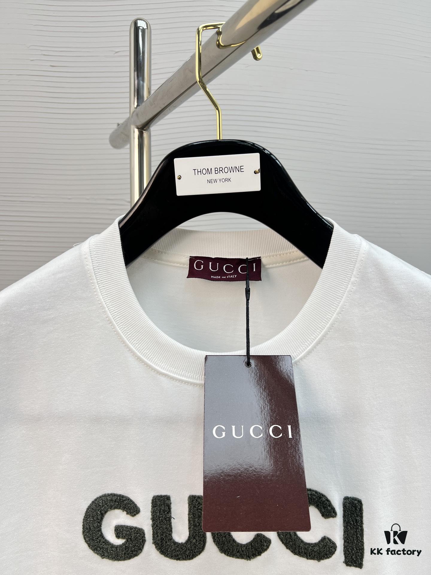 High-Quality GUCCI 25SS New Arrival Classic Color T-Shirt!! Featuring a vibrant and youthful design from the latest Teddy Bear collection, crafted with premium printing techniques for strong three-dimensional color transitions. Made from selected 280g pure cotton fabric—soft, comfortable, and perfect for spring and summer. Pairs effortlessly with jeans, chinos, or shorts, making it a versatile wardrobe staple.