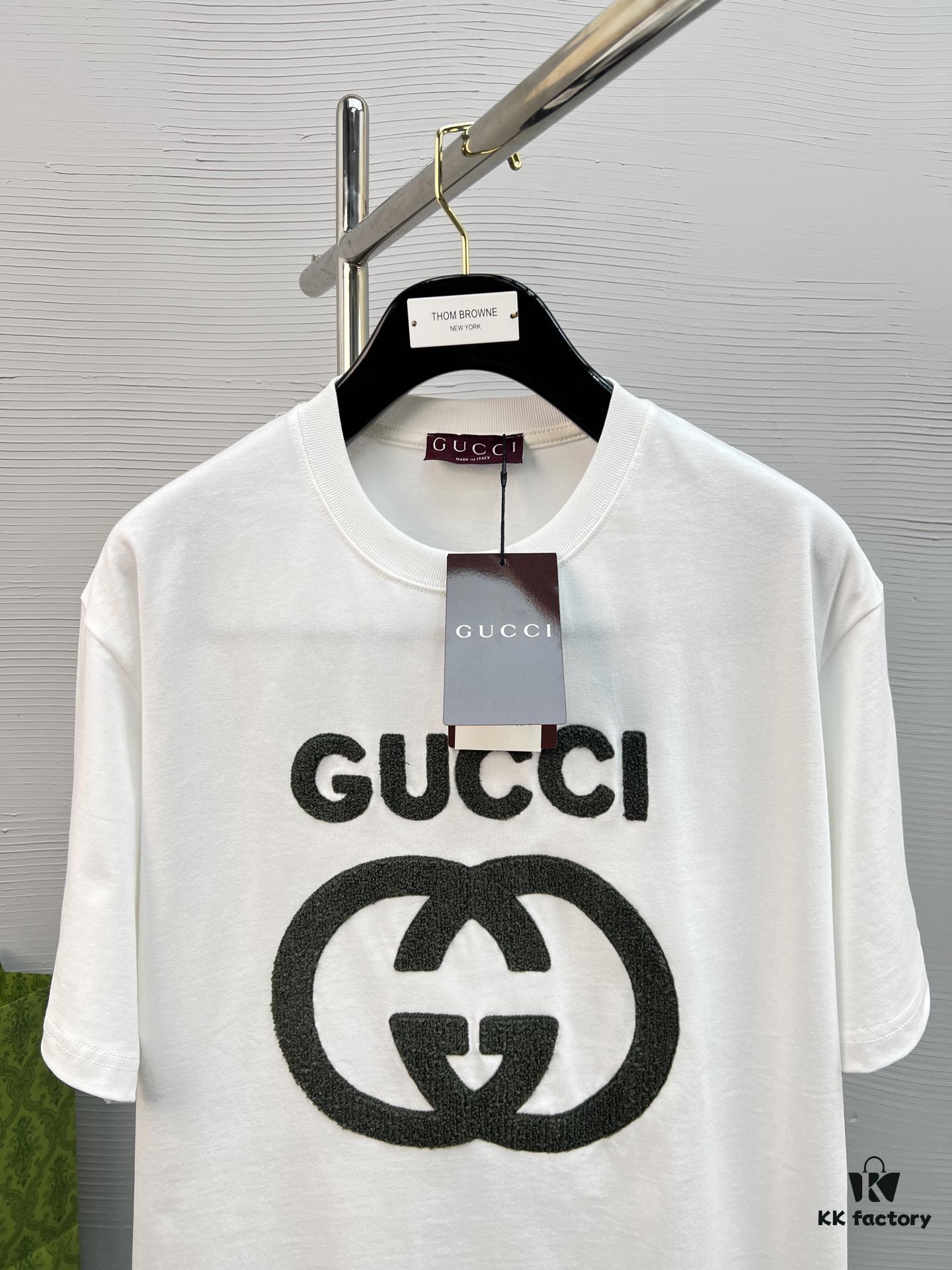High-Quality GUCCI 25SS New Arrival Classic Color T-Shirt!! Featuring a vibrant and youthful design from the latest Teddy Bear collection, crafted with premium printing techniques for strong three-dimensional color transitions. Made from selected 280g pure cotton fabric—soft, comfortable, and perfect for spring and summer. Pairs effortlessly with jeans, chinos, or shorts, making it a versatile wardrobe staple.