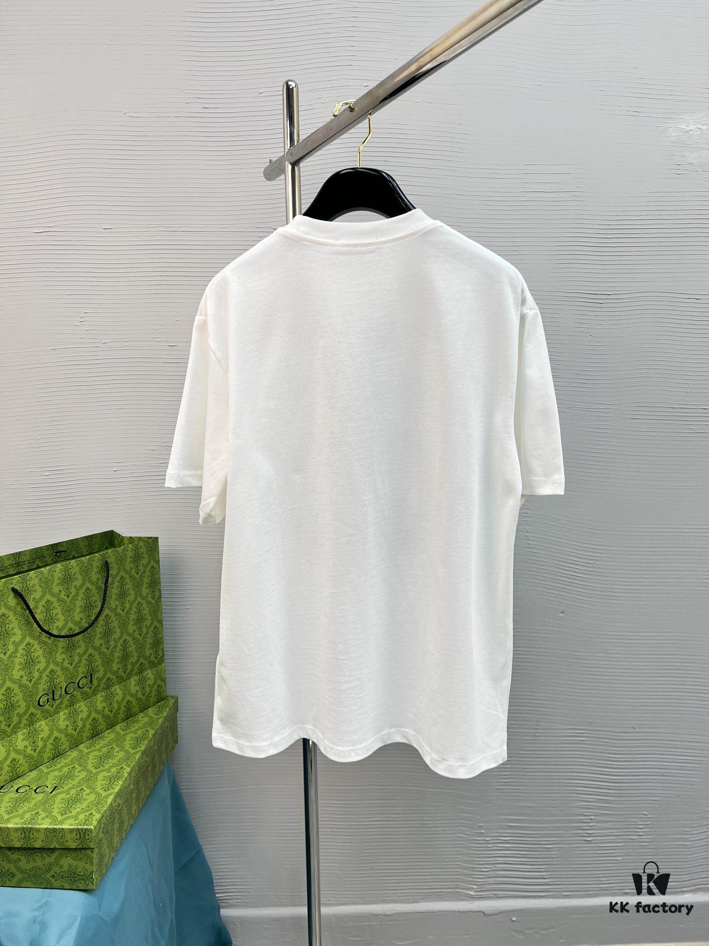 High-Quality GUCCI 25SS New Arrival Classic Color T-Shirt!! Featuring a vibrant and youthful design from the latest Teddy Bear collection, crafted with premium printing techniques for strong three-dimensional color transitions. Made from selected 280g pure cotton fabric—soft, comfortable, and perfect for spring and summer. Pairs effortlessly with jeans, chinos, or shorts, making it a versatile wardrobe staple.