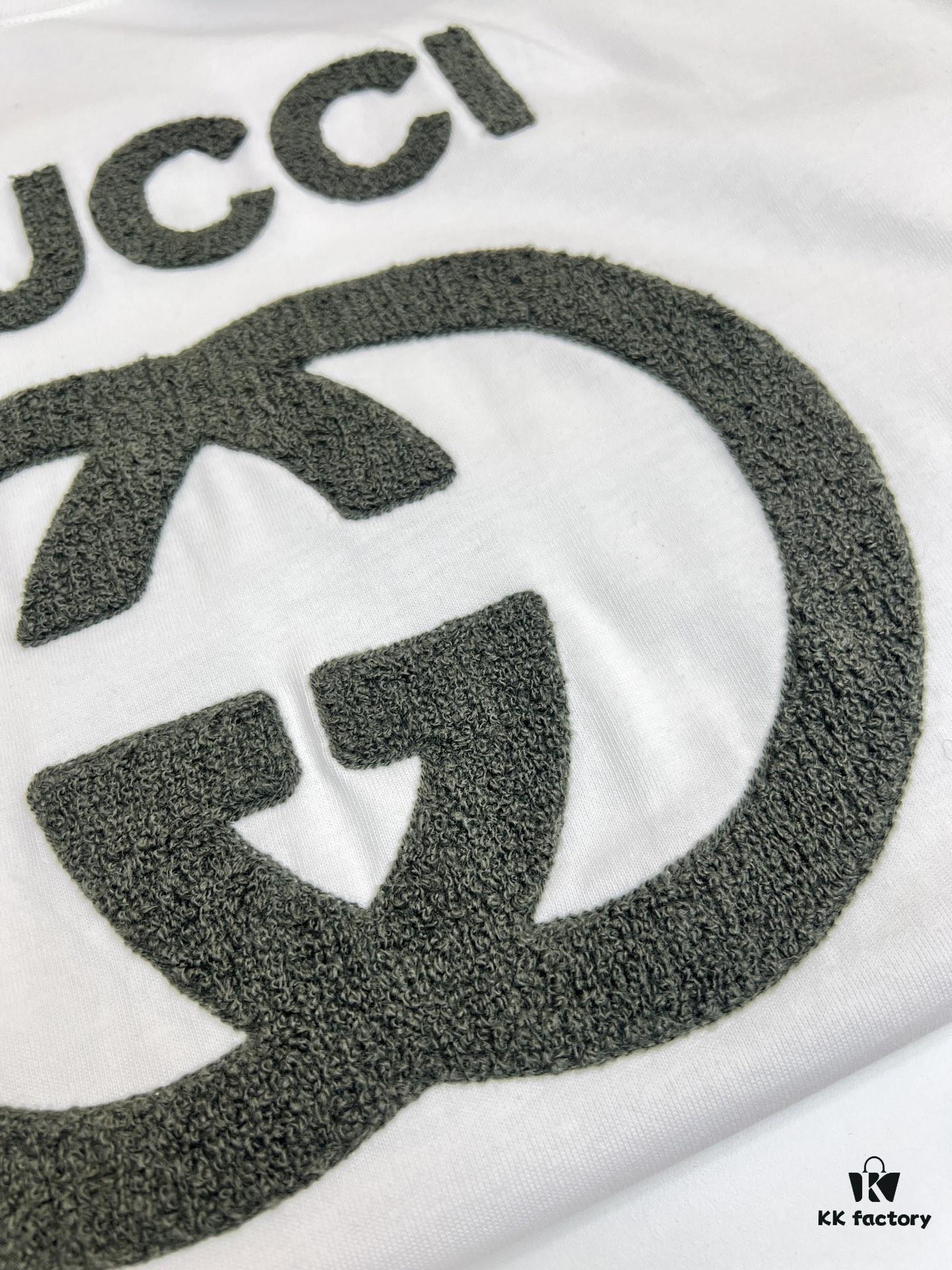 High-Quality GUCCI 25SS New Arrival Classic Color T-Shirt!! Featuring a vibrant and youthful design from the latest Teddy Bear collection, crafted with premium printing techniques for strong three-dimensional color transitions. Made from selected 280g pure cotton fabric—soft, comfortable, and perfect for spring and summer. Pairs effortlessly with jeans, chinos, or shorts, making it a versatile wardrobe staple.