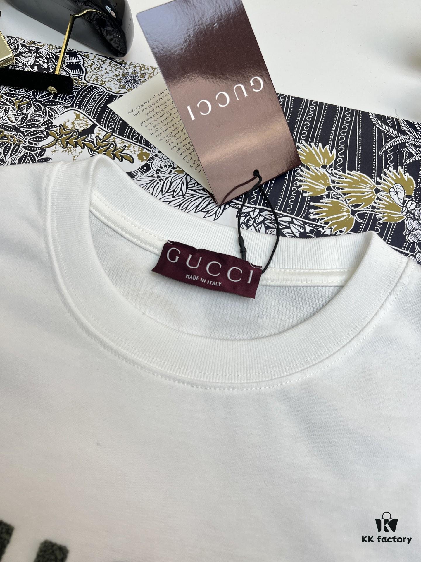 High-Quality GUCCI 25SS New Arrival Classic Color T-Shirt!! Featuring a vibrant and youthful design from the latest Teddy Bear collection, crafted with premium printing techniques for strong three-dimensional color transitions. Made from selected 280g pure cotton fabric—soft, comfortable, and perfect for spring and summer. Pairs effortlessly with jeans, chinos, or shorts, making it a versatile wardrobe staple.