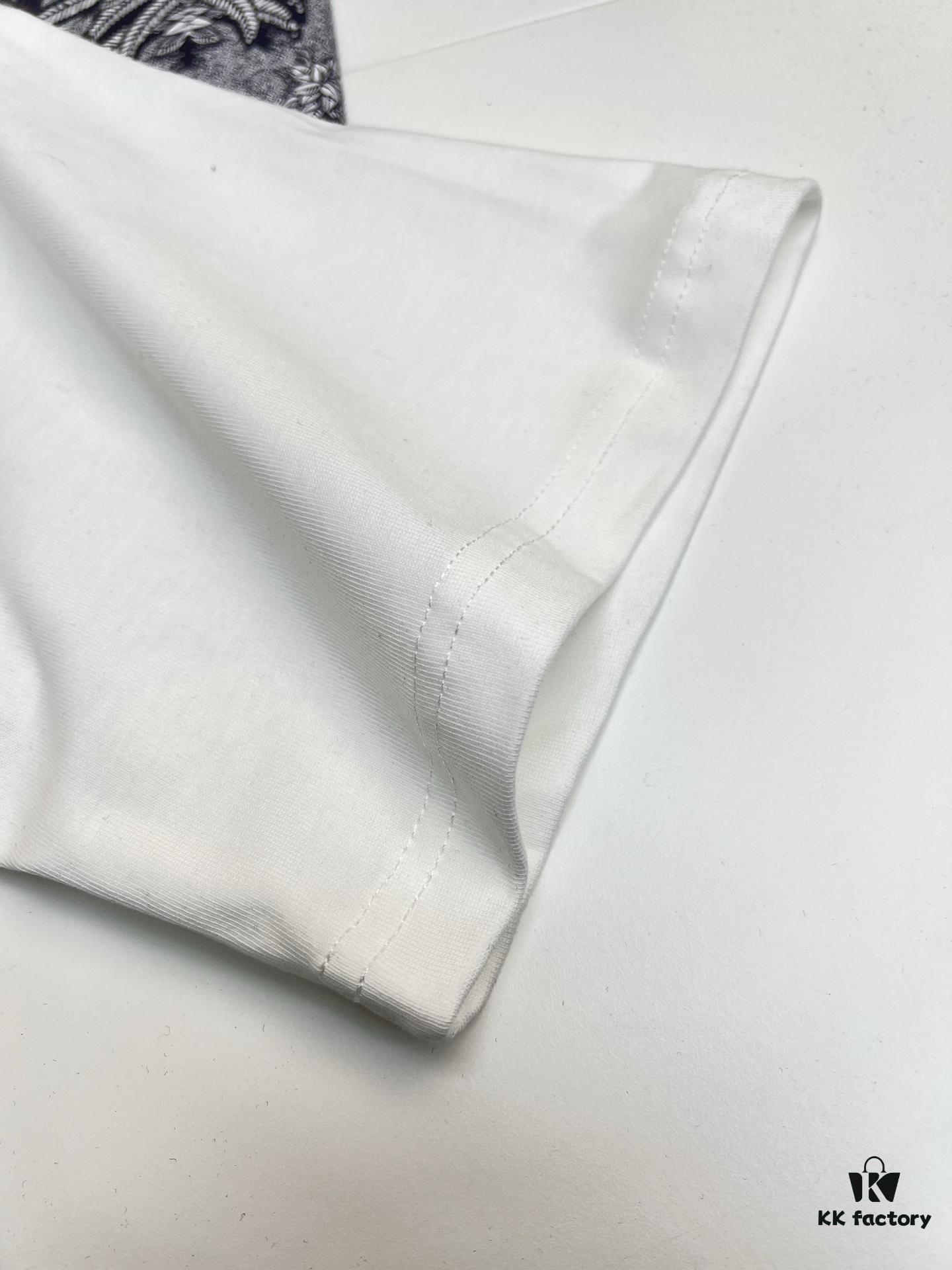 High-Quality GUCCI 25SS New Arrival Classic Color T-Shirt!! Featuring a vibrant and youthful design from the latest Teddy Bear collection, crafted with premium printing techniques for strong three-dimensional color transitions. Made from selected 280g pure cotton fabric—soft, comfortable, and perfect for spring and summer. Pairs effortlessly with jeans, chinos, or shorts, making it a versatile wardrobe staple.