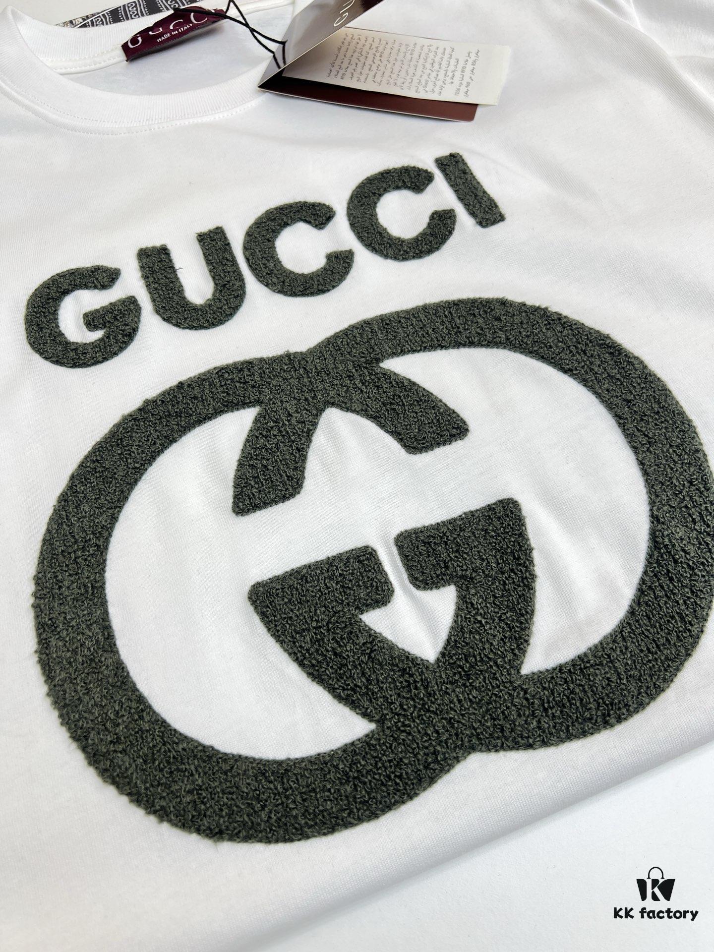 High-Quality GUCCI 25SS New Arrival Classic Color T-Shirt!! Featuring a vibrant and youthful design from the latest Teddy Bear collection, crafted with premium printing techniques for strong three-dimensional color transitions. Made from selected 280g pure cotton fabric—soft, comfortable, and perfect for spring and summer. Pairs effortlessly with jeans, chinos, or shorts, making it a versatile wardrobe staple.