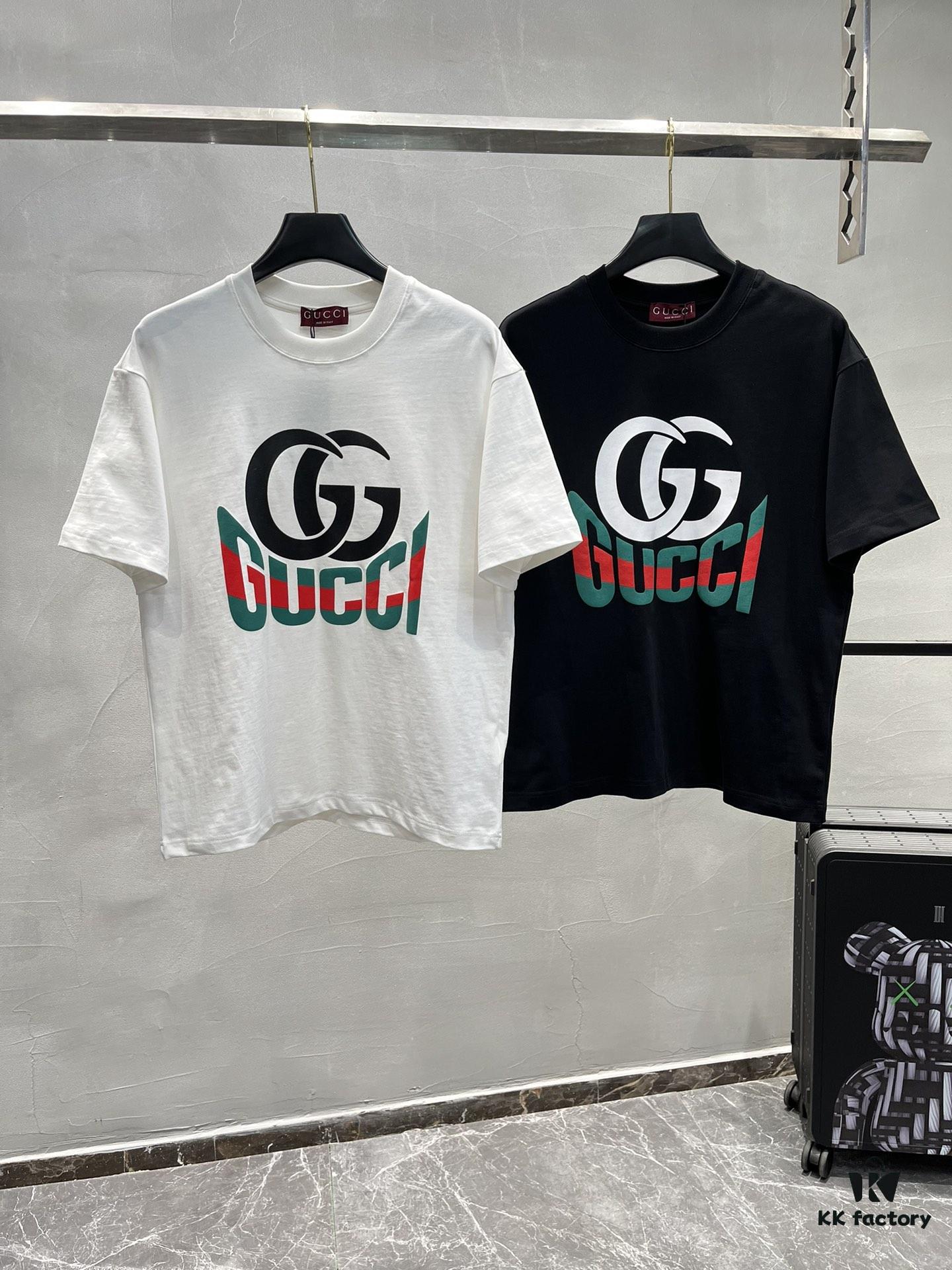 GUCCI Streetwear 25S New Round Neck T-Shirt, Unisex Design – Essential for Trendsetters! Featuring Custom Brand Graphic Heat Transfer on Chest, Classic Colorways with Stylish Appeal, Youthful and Vibrant Overall Look. Crafted from 260g High-Quality Cotton for Exceptional Comfort and Soft, Premium Touch. Complete with Triple Labels. Colors: Black, White. European Size: S–XL (Recommended Size M for Height 175cm / Weight 70kg)