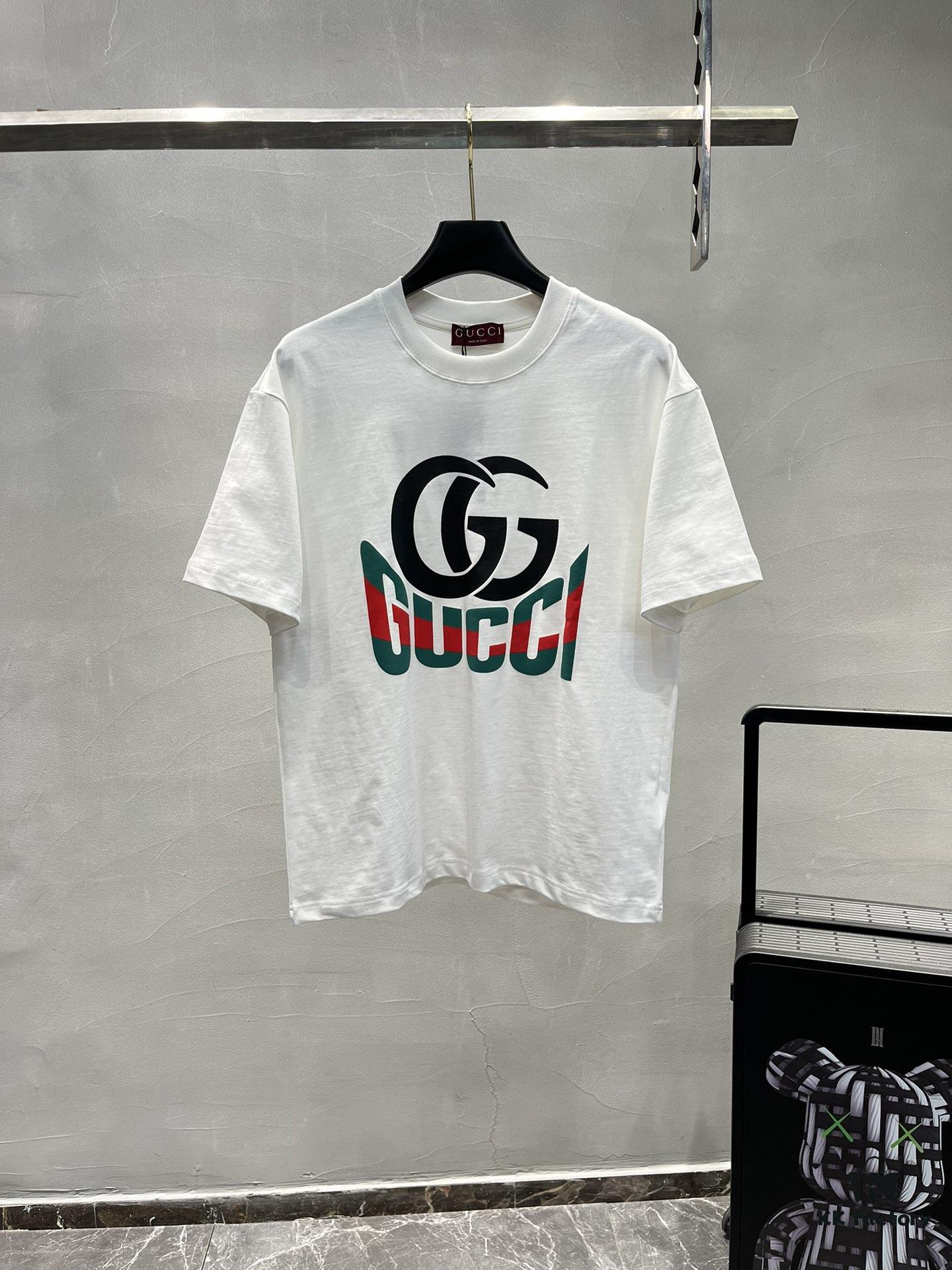 GUCCI Streetwear 25S New Round Neck T-Shirt, Unisex Design – Essential for Trendsetters! Featuring Custom Brand Graphic Heat Transfer on Chest, Classic Colorways with Stylish Appeal, Youthful and Vibrant Overall Look. Crafted from 260g High-Quality Cotton for Exceptional Comfort and Soft, Premium Touch. Complete with Triple Labels. Colors: Black, White. European Size: S–XL (Recommended Size M for Height 175cm / Weight 70kg)