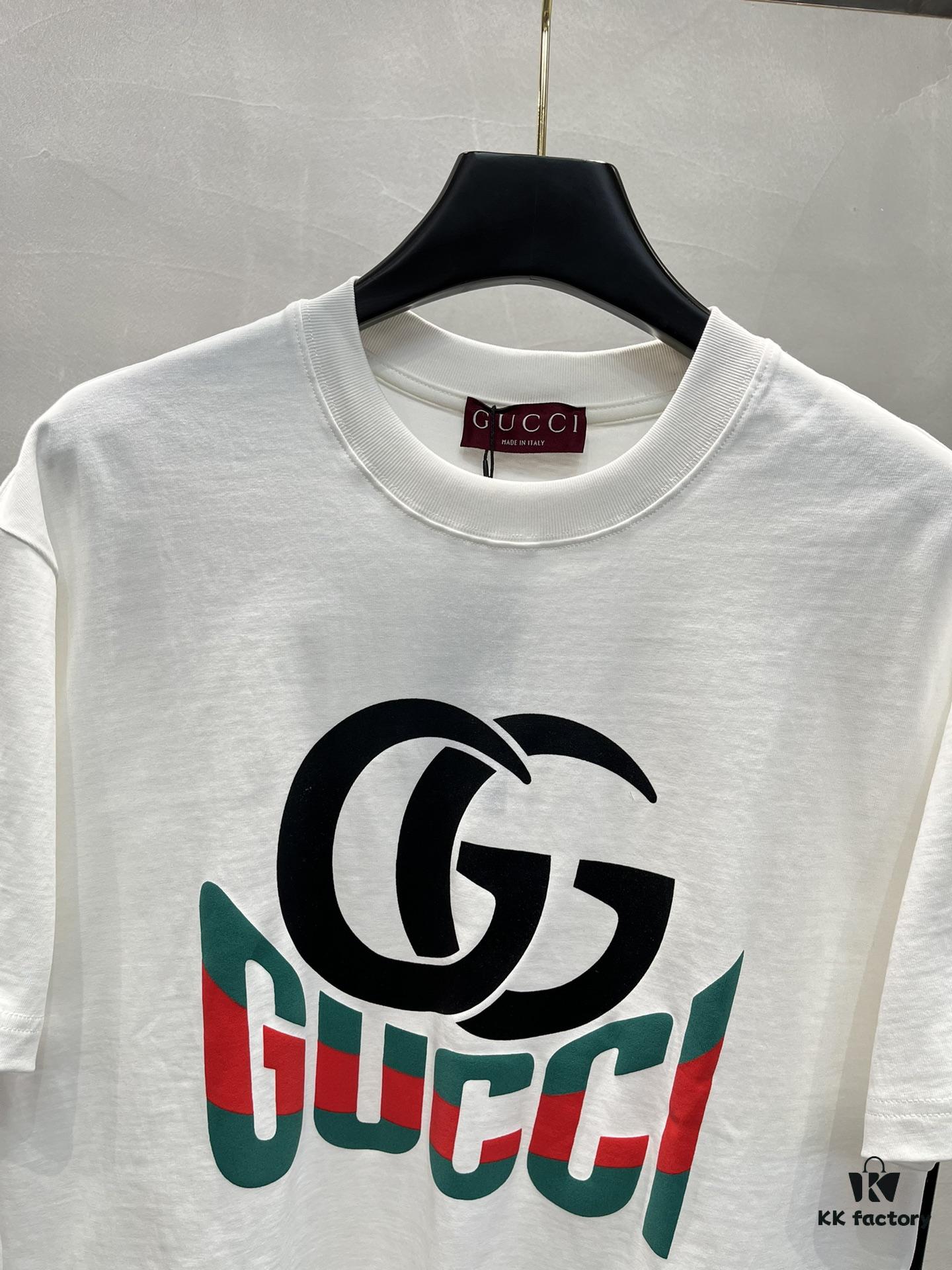 GUCCI Streetwear 25S New Round Neck T-Shirt, Unisex Design – Essential for Trendsetters! Featuring Custom Brand Graphic Heat Transfer on Chest, Classic Colorways with Stylish Appeal, Youthful and Vibrant Overall Look. Crafted from 260g High-Quality Cotton for Exceptional Comfort and Soft, Premium Touch. Complete with Triple Labels. Colors: Black, White. European Size: S–XL (Recommended Size M for Height 175cm / Weight 70kg)
