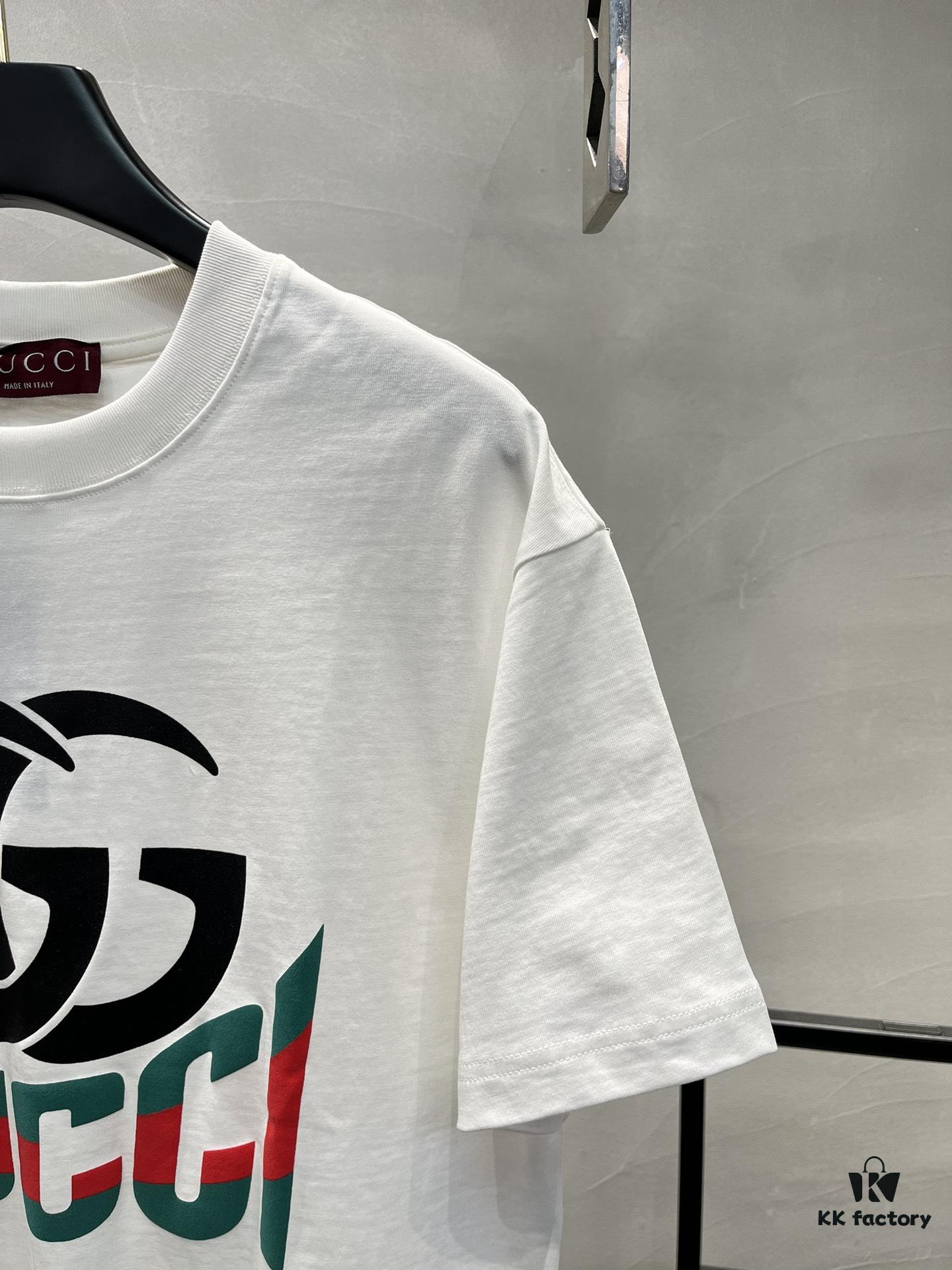 GUCCI Streetwear 25S New Round Neck T-Shirt, Unisex Design – Essential for Trendsetters! Featuring Custom Brand Graphic Heat Transfer on Chest, Classic Colorways with Stylish Appeal, Youthful and Vibrant Overall Look. Crafted from 260g High-Quality Cotton for Exceptional Comfort and Soft, Premium Touch. Complete with Triple Labels. Colors: Black, White. European Size: S–XL (Recommended Size M for Height 175cm / Weight 70kg)