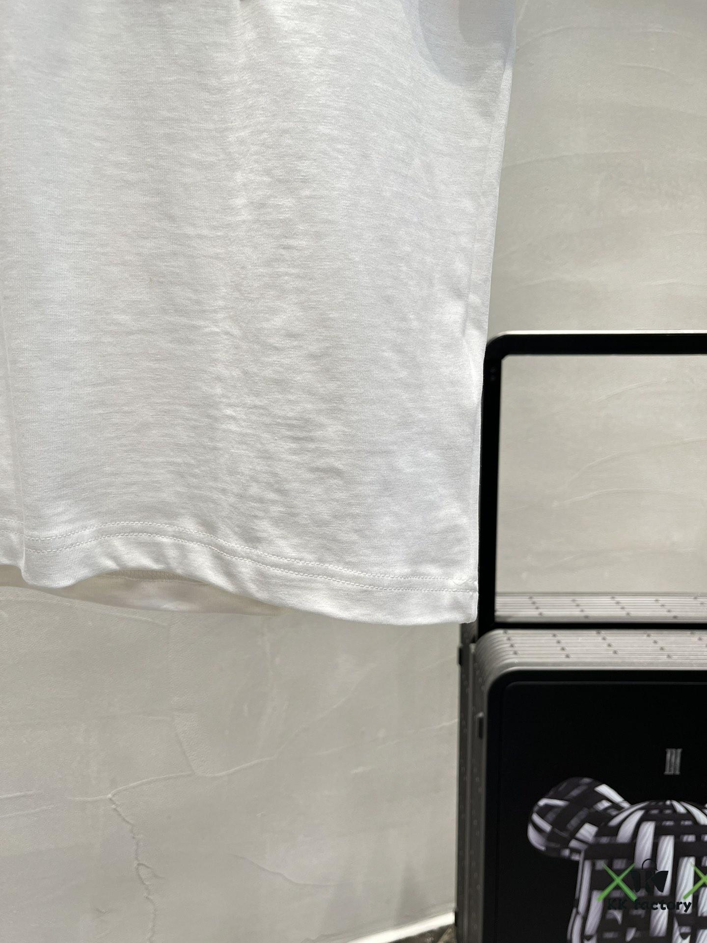 GUCCI Streetwear 25S New Round Neck T-Shirt, Unisex Design – Essential for Trendsetters! Featuring Custom Brand Graphic Heat Transfer on Chest, Classic Colorways with Stylish Appeal, Youthful and Vibrant Overall Look. Crafted from 260g High-Quality Cotton for Exceptional Comfort and Soft, Premium Touch. Complete with Triple Labels. Colors: Black, White. European Size: S–XL (Recommended Size M for Height 175cm / Weight 70kg)