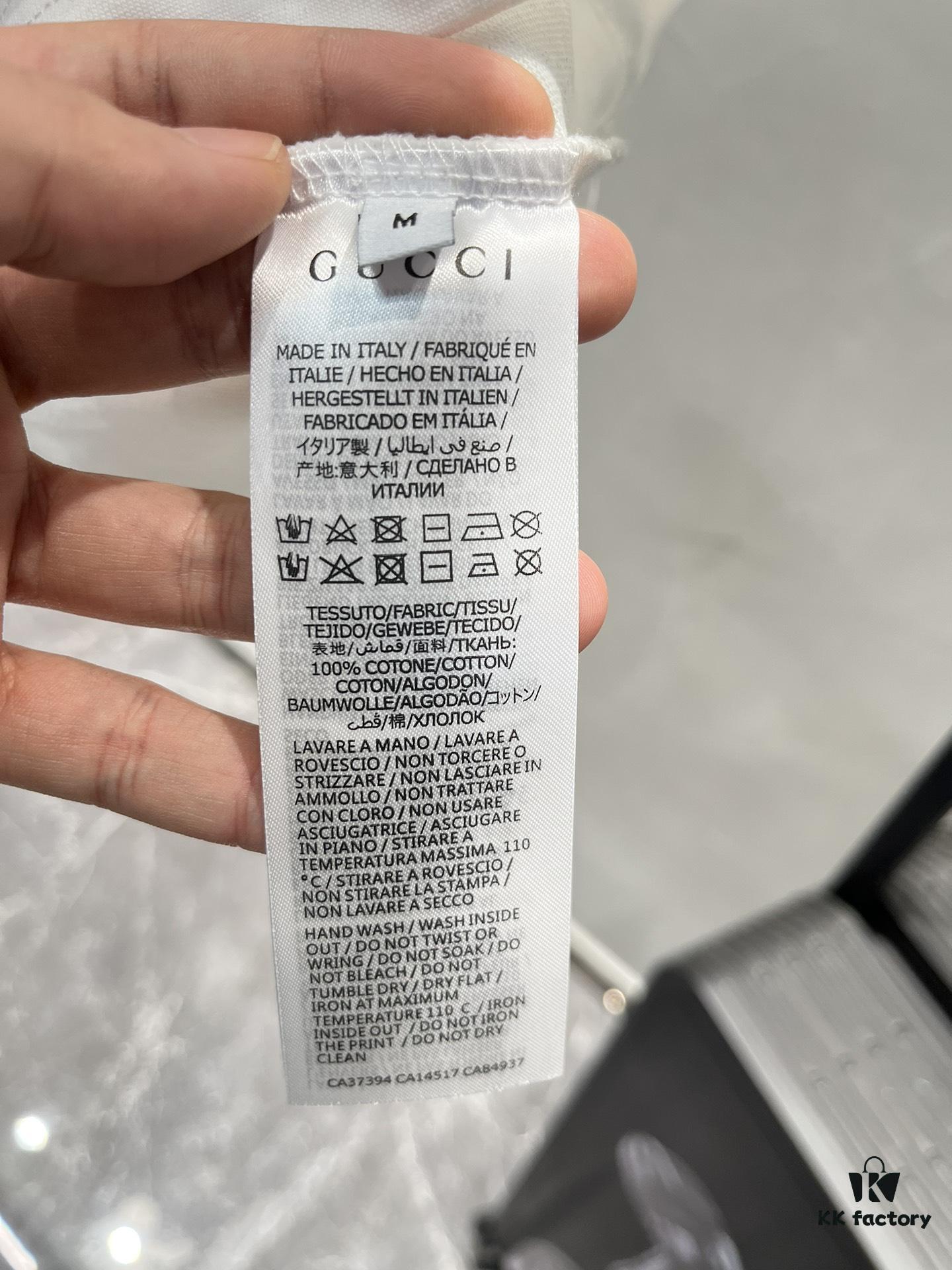 GUCCI Streetwear 25S New Round Neck T-Shirt, Unisex Design – Essential for Trendsetters! Featuring Custom Brand Graphic Heat Transfer on Chest, Classic Colorways with Stylish Appeal, Youthful and Vibrant Overall Look. Crafted from 260g High-Quality Cotton for Exceptional Comfort and Soft, Premium Touch. Complete with Triple Labels. Colors: Black, White. European Size: S–XL (Recommended Size M for Height 175cm / Weight 70kg)