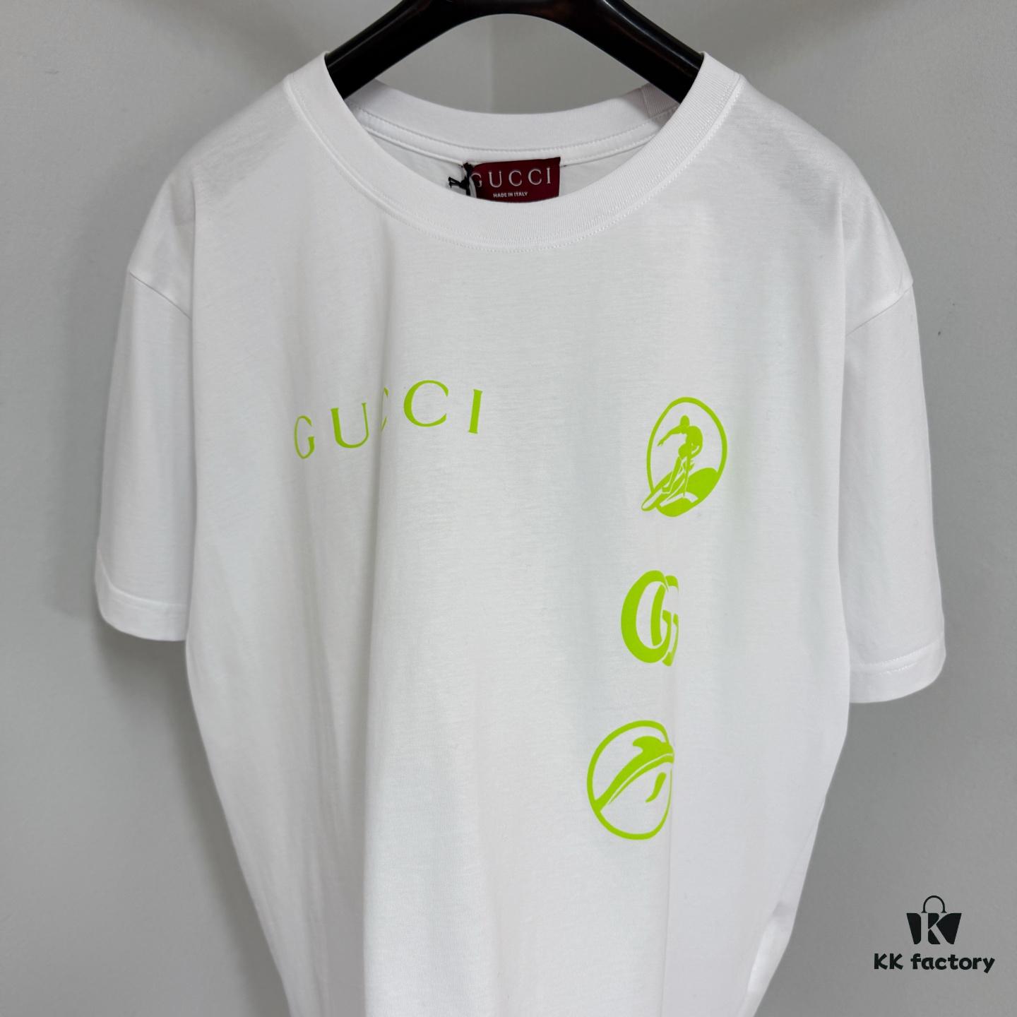 GUCCI 25SS Surfer New Pattern Letter Logo Print Round Neck T-Shirt, Spring/Summer 2025 Side Double G Design, Crafted from Garment-Dyed Knitted Cotton with Signature Gucci Front Print and Creative Gucci Surfer Back Print Adding Charm to the Overall Design