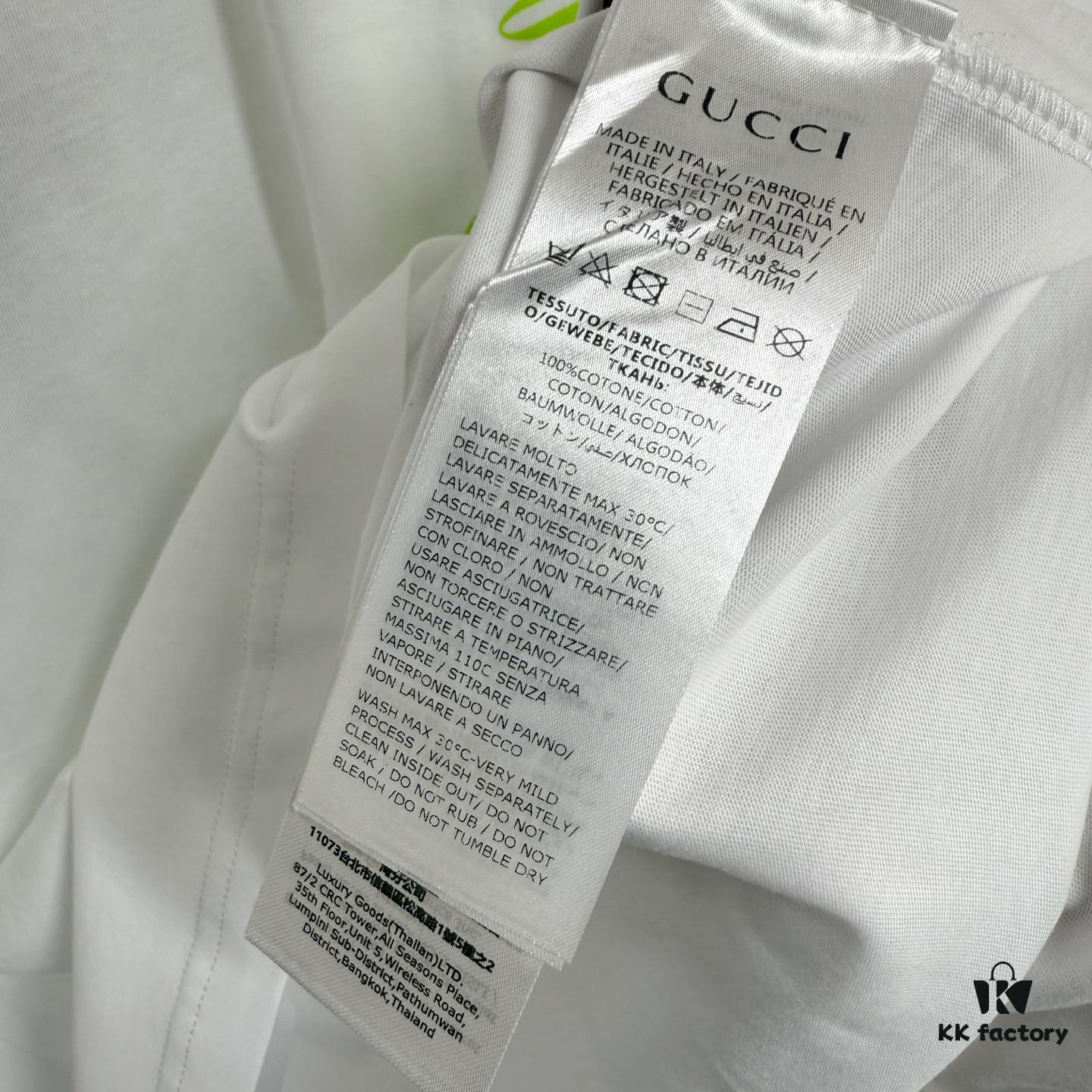 GUCCI 25SS Surfer New Pattern Letter Logo Print Round Neck T-Shirt, Spring/Summer 2025 Side Double G Design, Crafted from Garment-Dyed Knitted Cotton with Signature Gucci Front Print and Creative Gucci Surfer Back Print Adding Charm to the Overall Design