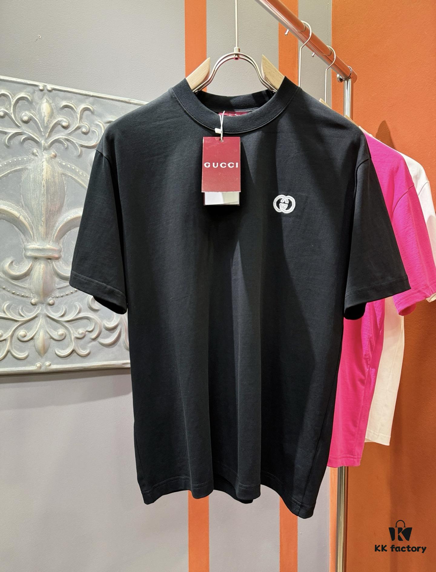 Gucci 2025 Spring/Summer New Short Sleeve T-Shirt! Runway Pattern Fashion Casual Tee with Signature Logo Design! Premium 100% Cotton Fabric, Soft and Skin-Friendly Texture, Exceptional Comfort and Breathability – A Must-Have in Real Life! Gender-Neutral Unisex Style for Couples, Redefining Modern Fashion Elegance! Distinct from Market Versions, Complete with Three Authentic Labels, Unisex Design. High-End Collection!