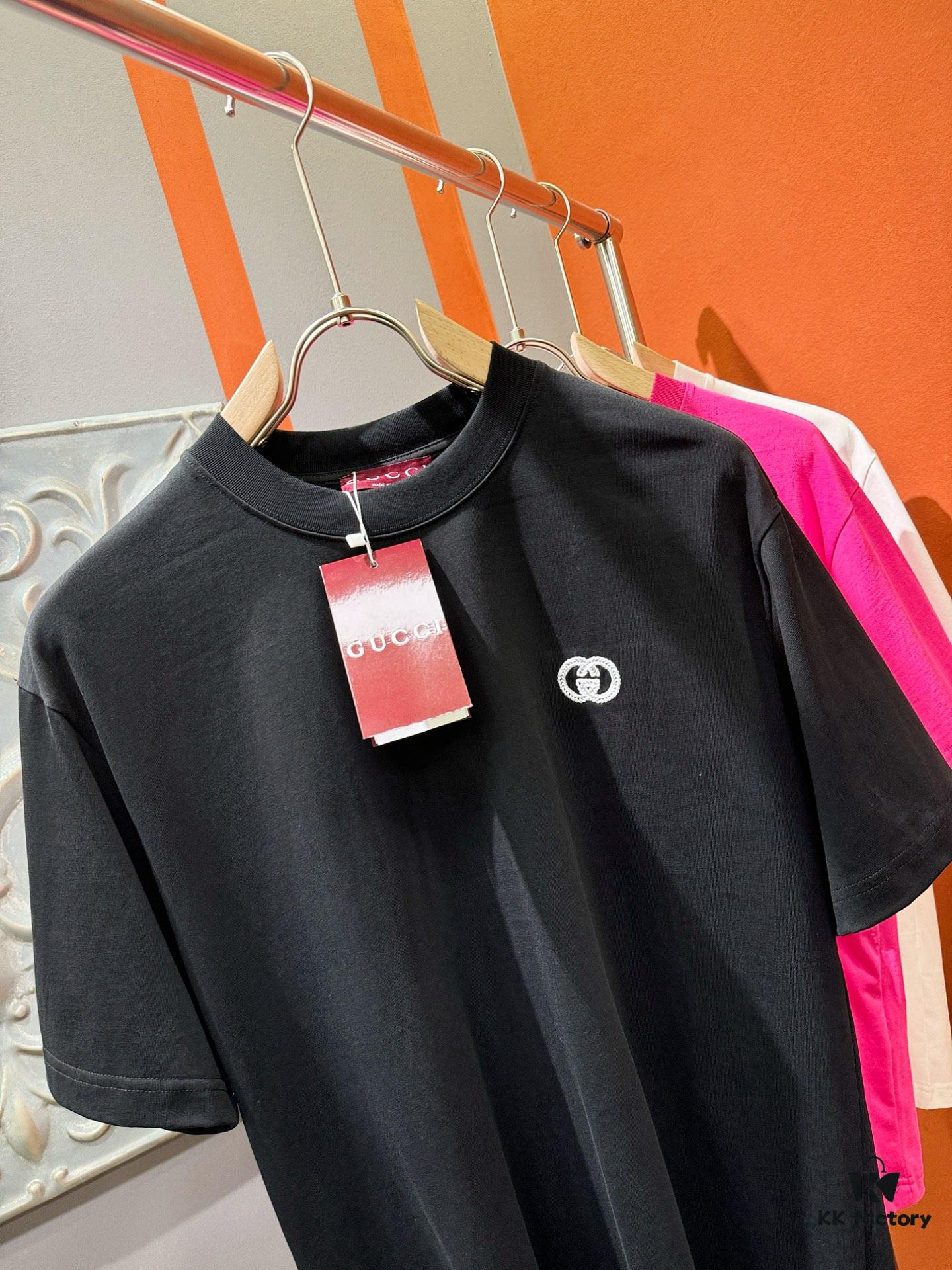 Gucci 2025 Spring/Summer New Short Sleeve T-Shirt! Runway Pattern Fashion Casual Tee with Signature Logo Design! Premium 100% Cotton Fabric, Soft and Skin-Friendly Texture, Exceptional Comfort and Breathability – A Must-Have in Real Life! Gender-Neutral Unisex Style for Couples, Redefining Modern Fashion Elegance! Distinct from Market Versions, Complete with Three Authentic Labels, Unisex Design. High-End Collection!