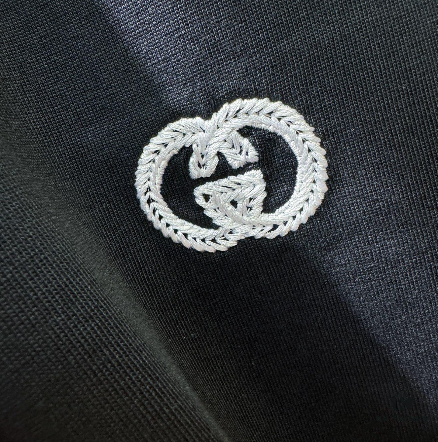 Gucci 2025 Spring/Summer New Short Sleeve T-Shirt! Runway Pattern Fashion Casual Tee with Signature Logo Design! Premium 100% Cotton Fabric, Soft and Skin-Friendly Texture, Exceptional Comfort and Breathability – A Must-Have in Real Life! Gender-Neutral Unisex Style for Couples, Redefining Modern Fashion Elegance! Distinct from Market Versions, Complete with Three Authentic Labels, Unisex Design. High-End Collection!