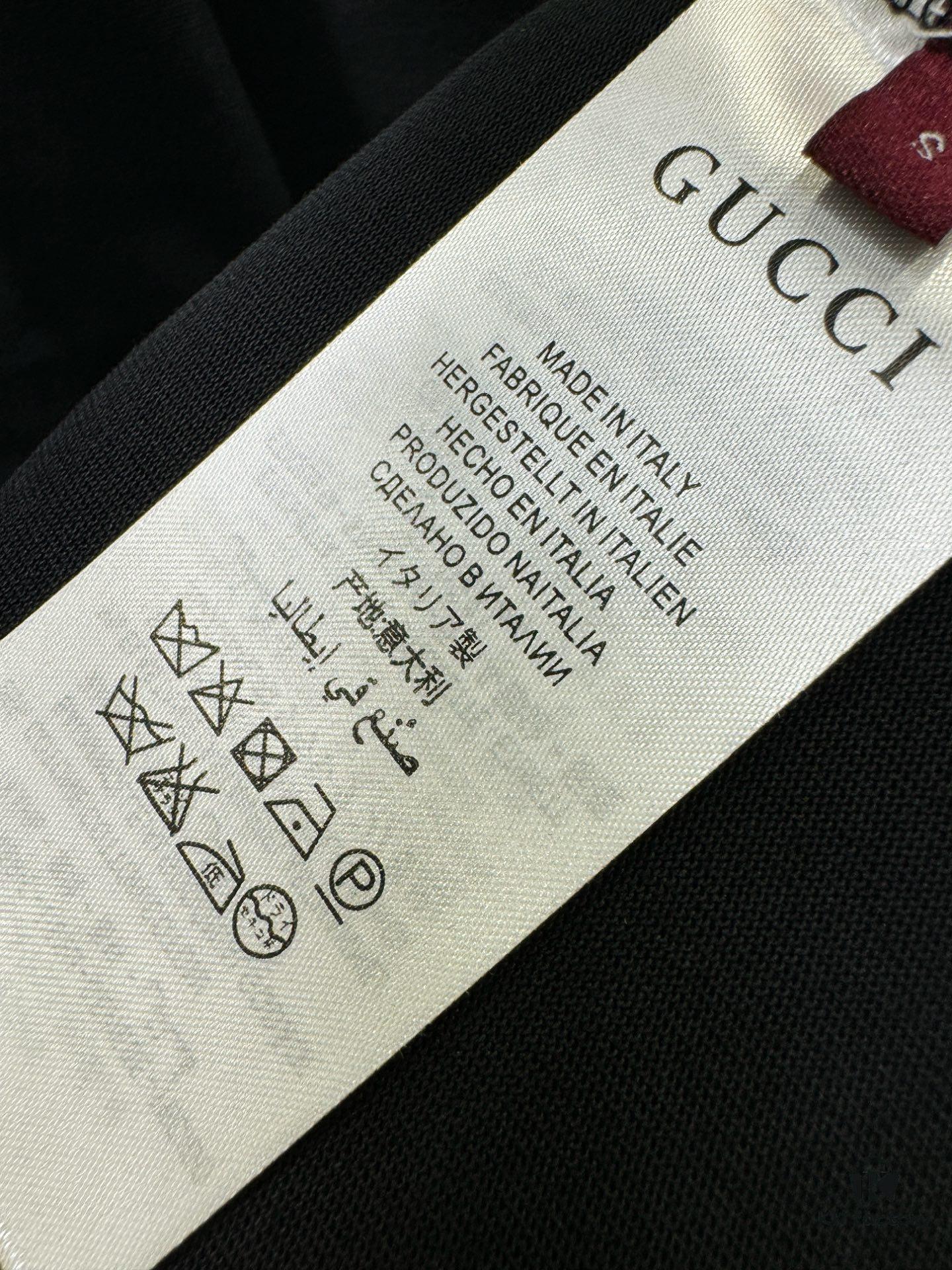 Gucci 2025 Spring/Summer New Short Sleeve T-Shirt! Runway Pattern Fashion Casual Tee with Signature Logo Design! Premium 100% Cotton Fabric, Soft and Skin-Friendly Texture, Exceptional Comfort and Breathability – A Must-Have in Real Life! Gender-Neutral Unisex Style for Couples, Redefining Modern Fashion Elegance! Distinct from Market Versions, Complete with Three Authentic Labels, Unisex Design. High-End Collection!