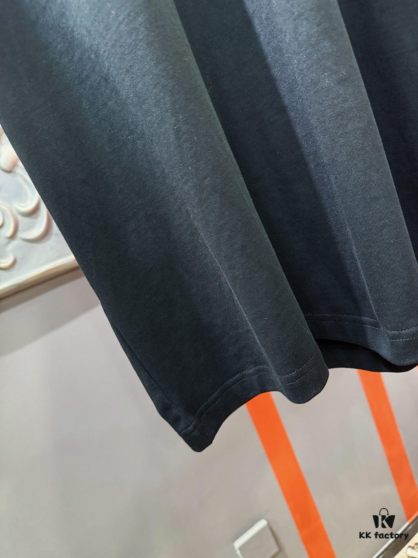 Gucci 2025 Spring/Summer New Short Sleeve T-Shirt! Runway Pattern Fashion Casual Tee with Signature Logo Design! Premium 100% Cotton Fabric, Soft and Skin-Friendly Texture, Exceptional Comfort and Breathability – A Must-Have in Real Life! Gender-Neutral Unisex Style for Couples, Redefining Modern Fashion Elegance! Distinct from Market Versions, Complete with Three Authentic Labels, Unisex Design. High-End Collection!