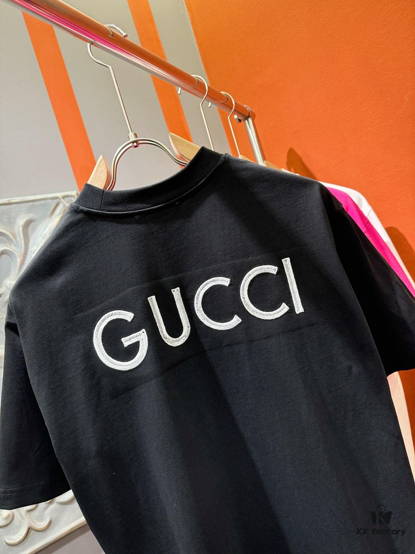 Gucci 2025 Spring/Summer New Short Sleeve T-Shirt! Runway Pattern Fashion Casual Tee with Signature Logo Design! Premium 100% Cotton Fabric, Soft and Skin-Friendly Texture, Exceptional Comfort and Breathability – A Must-Have in Real Life! Gender-Neutral Unisex Style for Couples, Redefining Modern Fashion Elegance! Distinct from Market Versions, Complete with Three Authentic Labels, Unisex Design. High-End Collection!