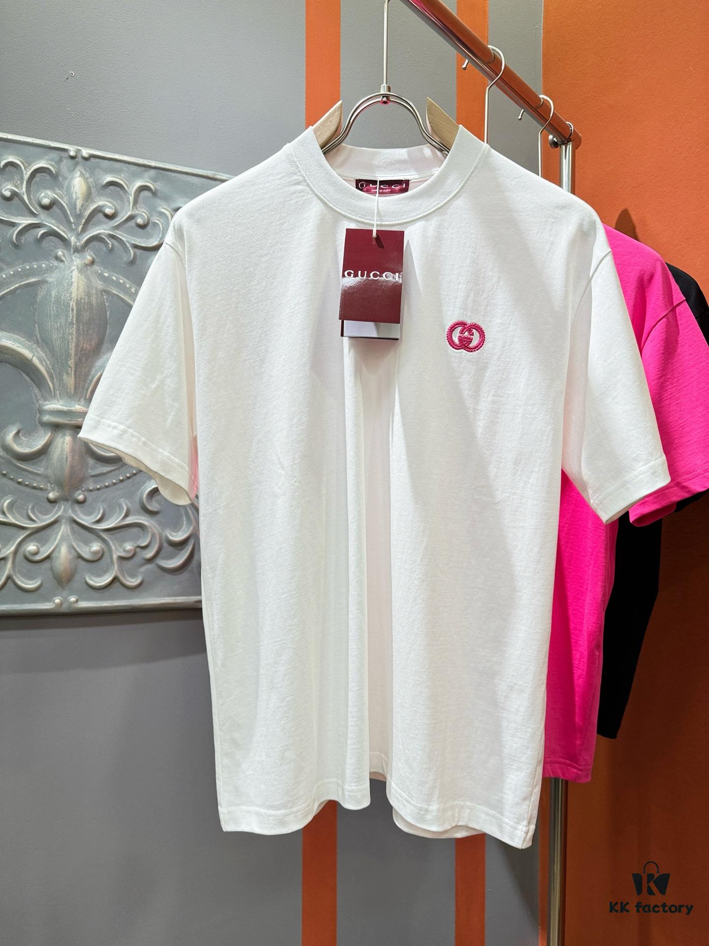 Gucci 2025 Spring/Summer New Short Sleeve T-Shirt! Runway Pattern Fashion Casual Tee with Signature Logo Design! Premium 100% Cotton Fabric, Soft and Skin-Friendly Texture, Exceptionally Comfortable and Breathable Wear. Unisex Couple Style Offering a Fresh Fashion Vibe, Distinguishing from Market Versions with Complete Triple Labels. High-End Collection, Unisex Sizing.