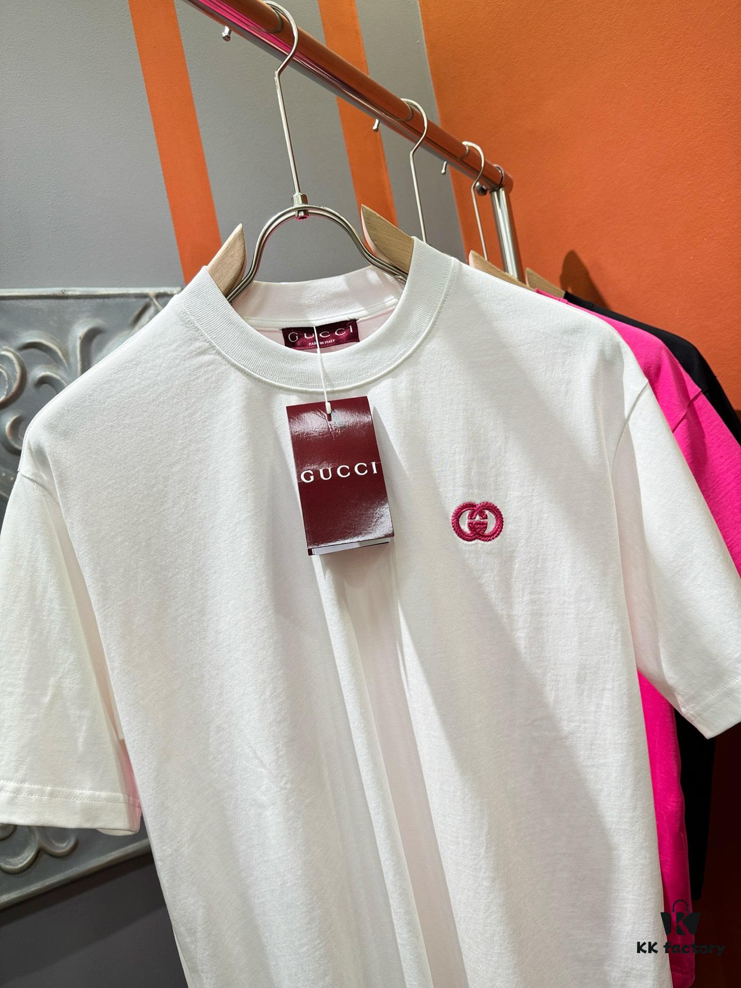 Gucci 2025 Spring/Summer New Short Sleeve T-Shirt! Runway Pattern Fashion Casual Tee with Signature Logo Design! Premium 100% Cotton Fabric, Soft and Skin-Friendly Texture, Exceptionally Comfortable and Breathable Wear. Unisex Couple Style Offering a Fresh Fashion Vibe, Distinguishing from Market Versions with Complete Triple Labels. High-End Collection, Unisex Sizing.