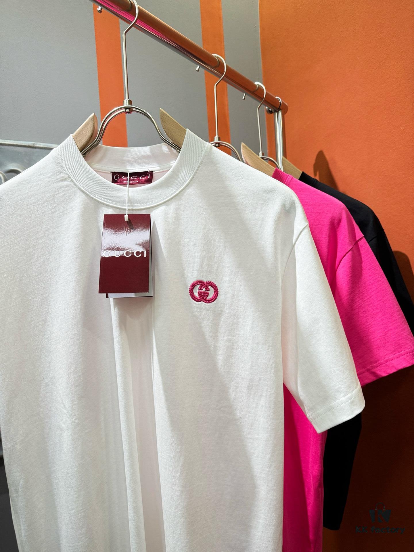 Gucci 2025 Spring/Summer New Short Sleeve T-Shirt! Runway Pattern Fashion Casual Tee with Signature Logo Design! Premium 100% Cotton Fabric, Soft and Skin-Friendly Texture, Exceptionally Comfortable and Breathable Wear. Unisex Couple Style Offering a Fresh Fashion Vibe, Distinguishing from Market Versions with Complete Triple Labels. High-End Collection, Unisex Sizing.